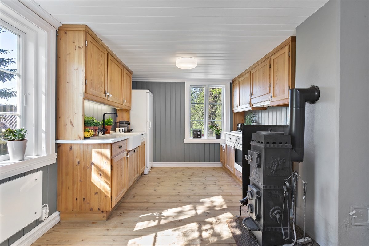 Kjokken - hyggelig atmosfære her også. Vedovnen er også satt i stand her. Galleribilde