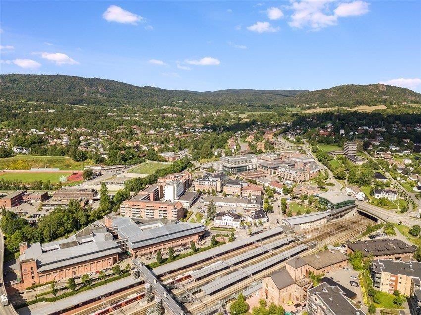 Asker sentrum er kun 5 minuttes gange fra eiendommen - toget tar deg til Oslo på under 30 minutter Galleribilde