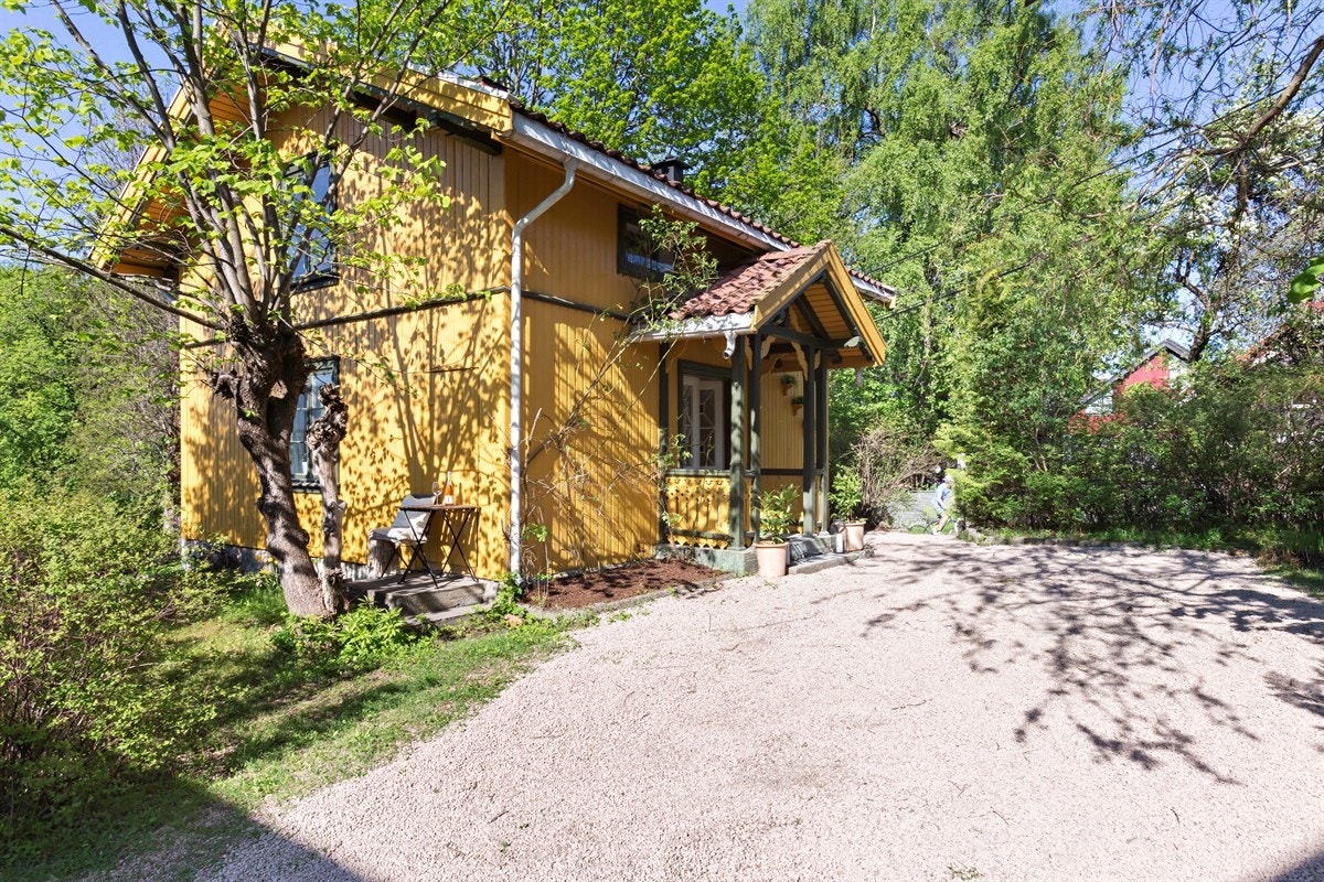 Hyggelig gruslagt gårdsplass Galleribilde