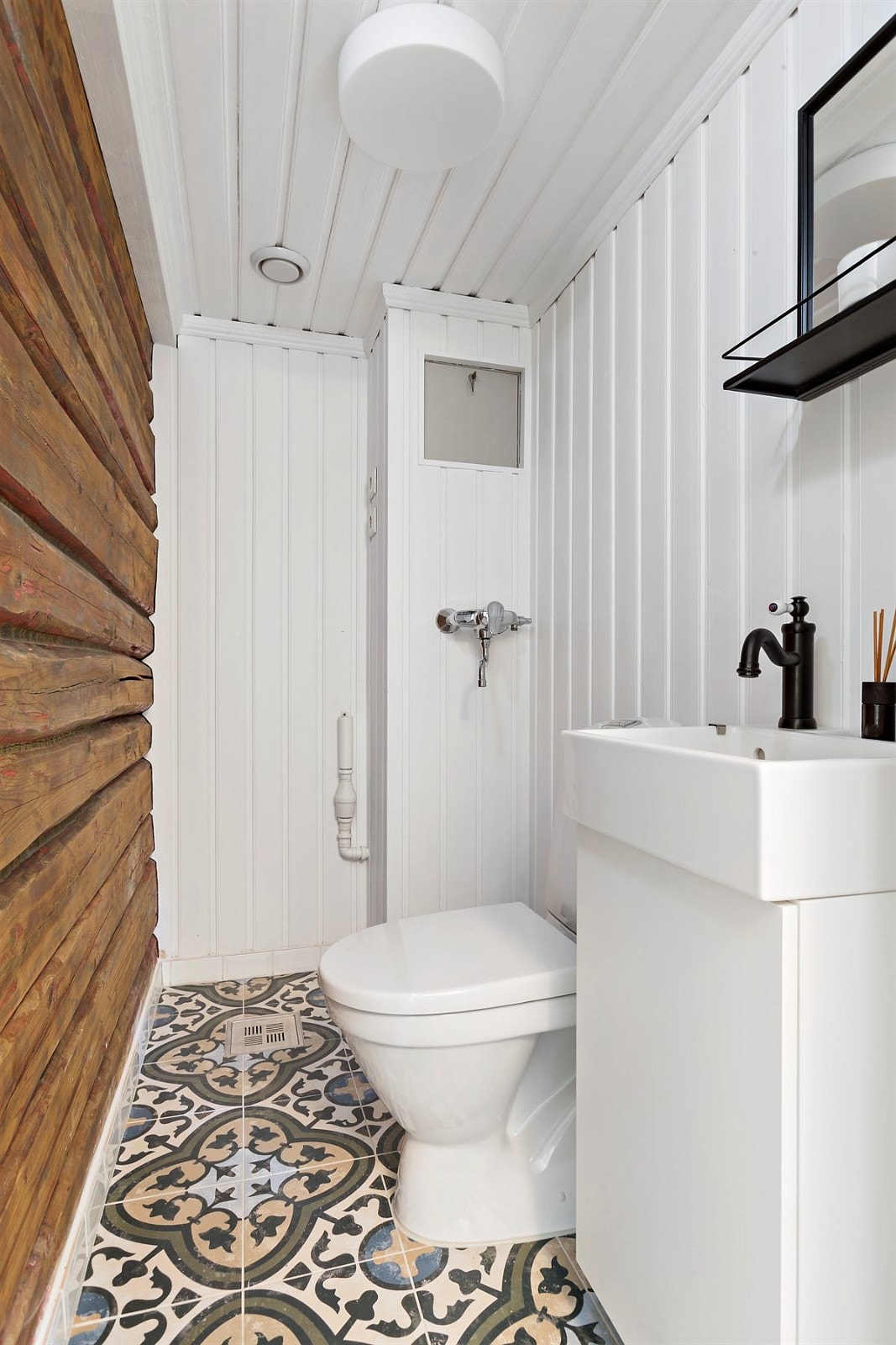 wc/ vaskerom - avsatt plass for vaskemaskin og tørketrommel. Galleribilde