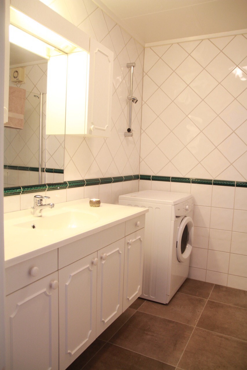 Stort flislagt bad med varmekabler og dusjhjørne Galleribilde