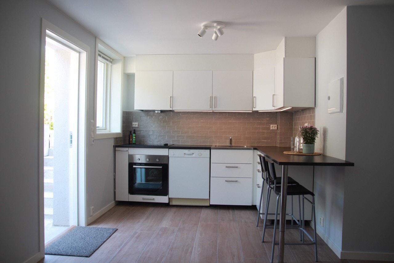 Kjøkken med oppvaskmaskin. Nytt kombiskap (kjøleskap og fryser). Galleribilde