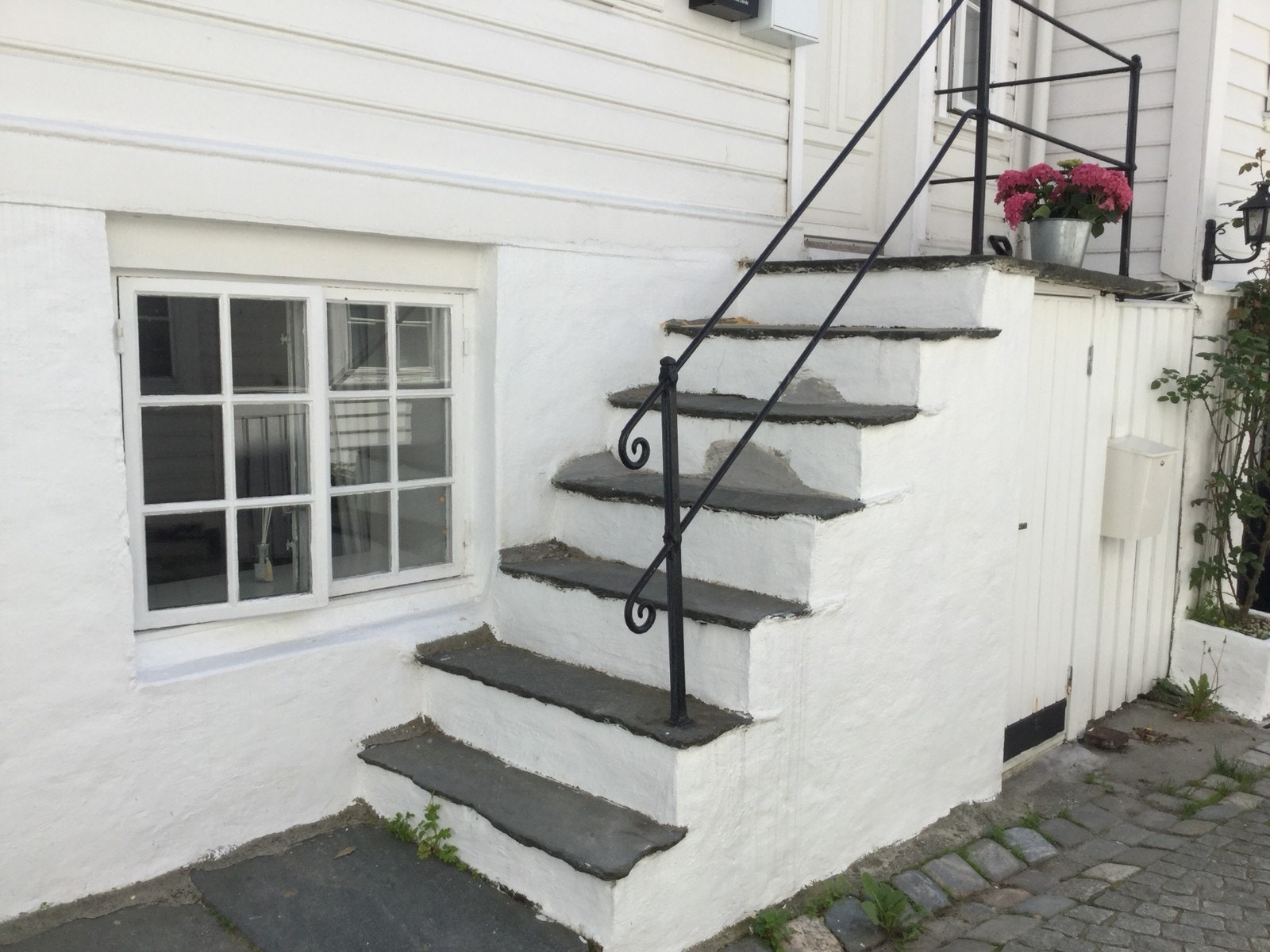 stuevindu, plass til to stoler og et lite bord utenfor Galleribilde