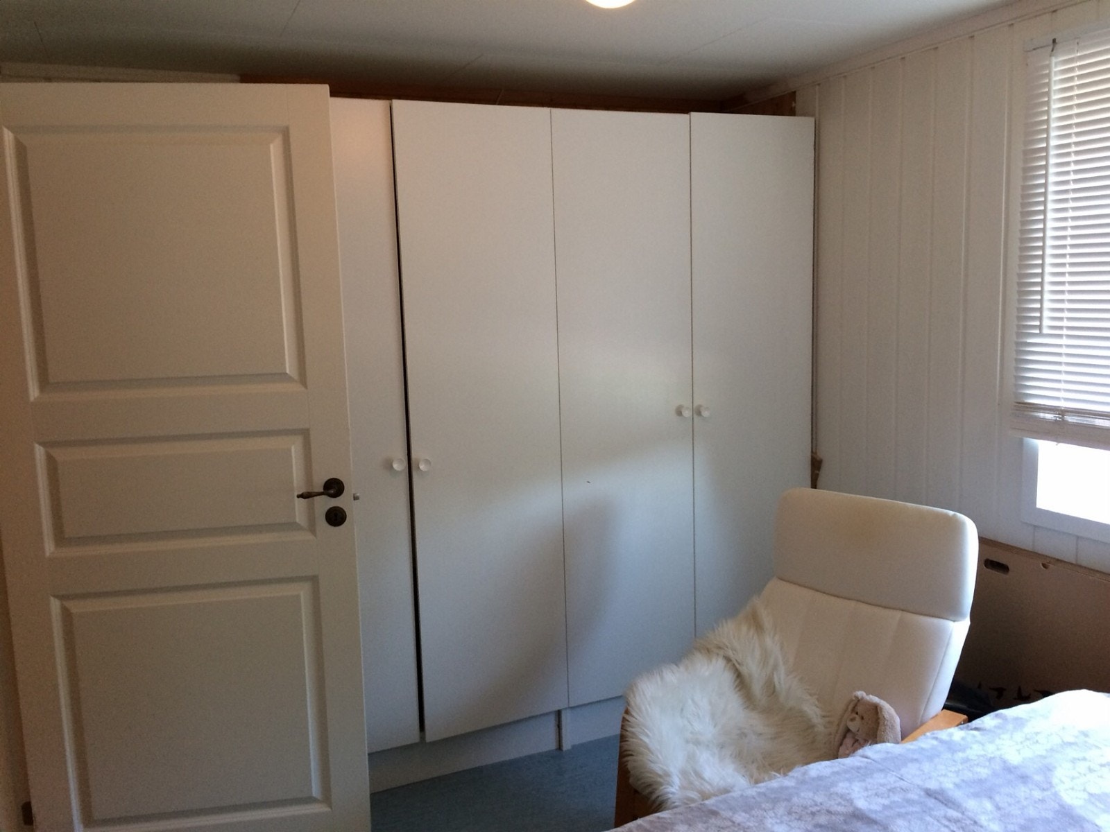 Soverom 1 med garderobeskap Galleribilde