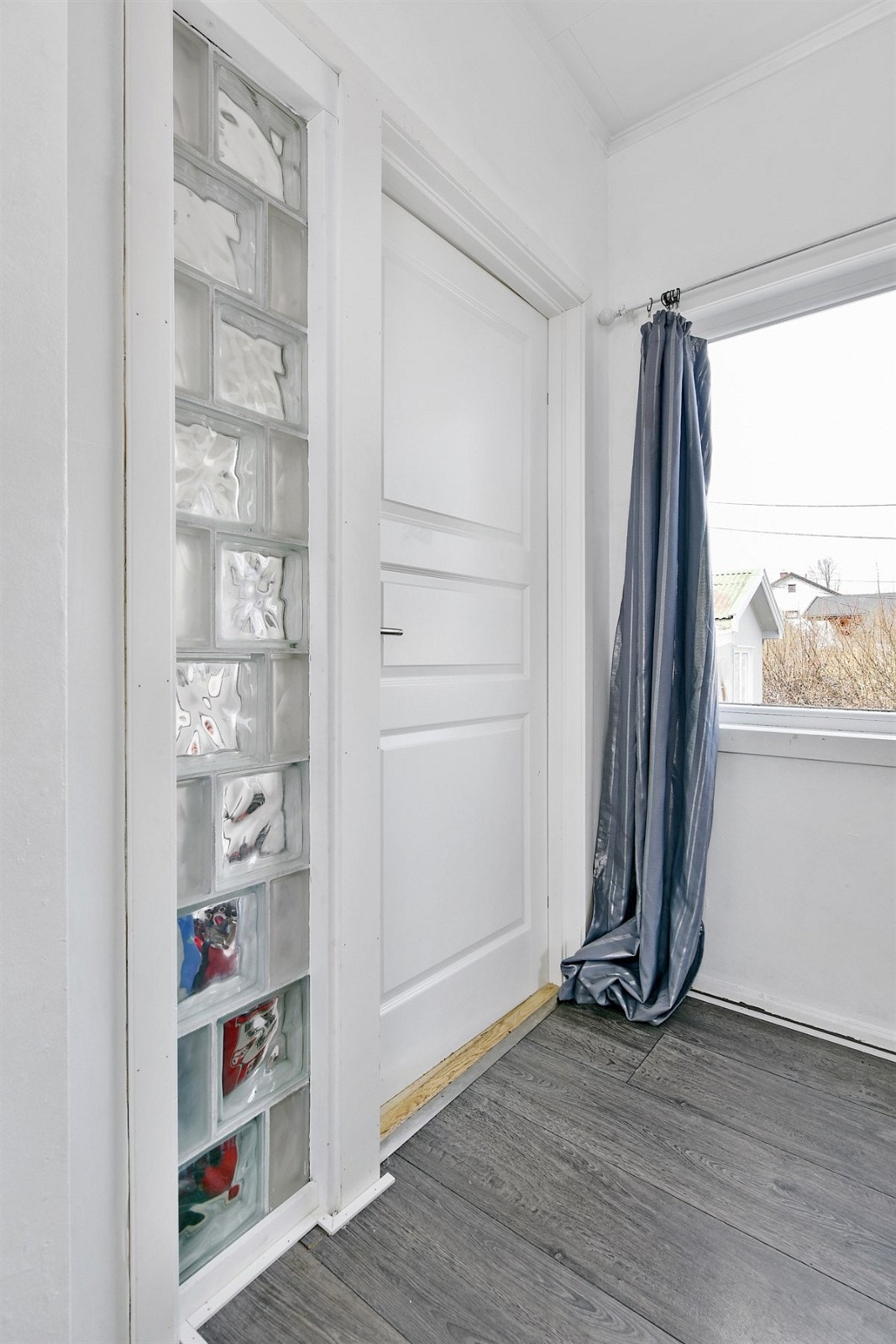 Boligen har for øvrig mer lagringsplass i en felles utebod på ca. 18 kvm. Galleribilde