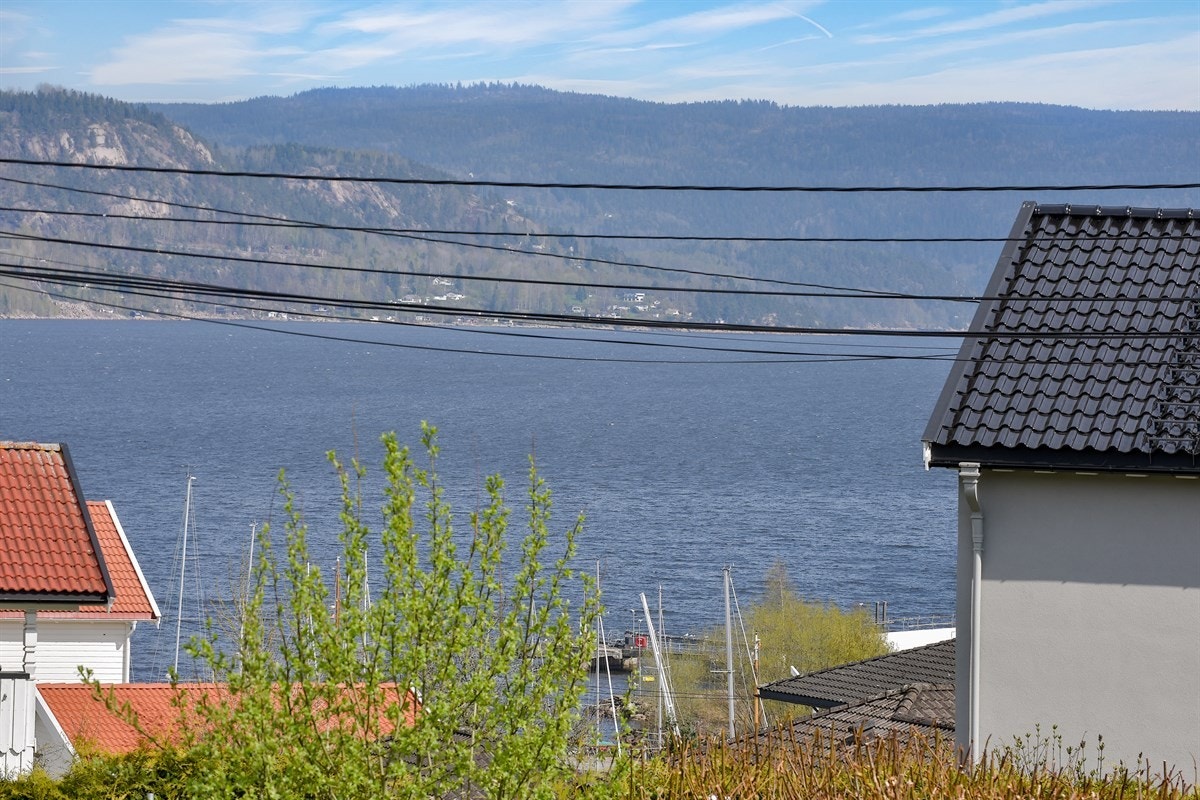 Det er montert utebelysning på gelenderet, og via en trapp i ene enden er det adkomst til både hage og gårdsplass. Galleribilde