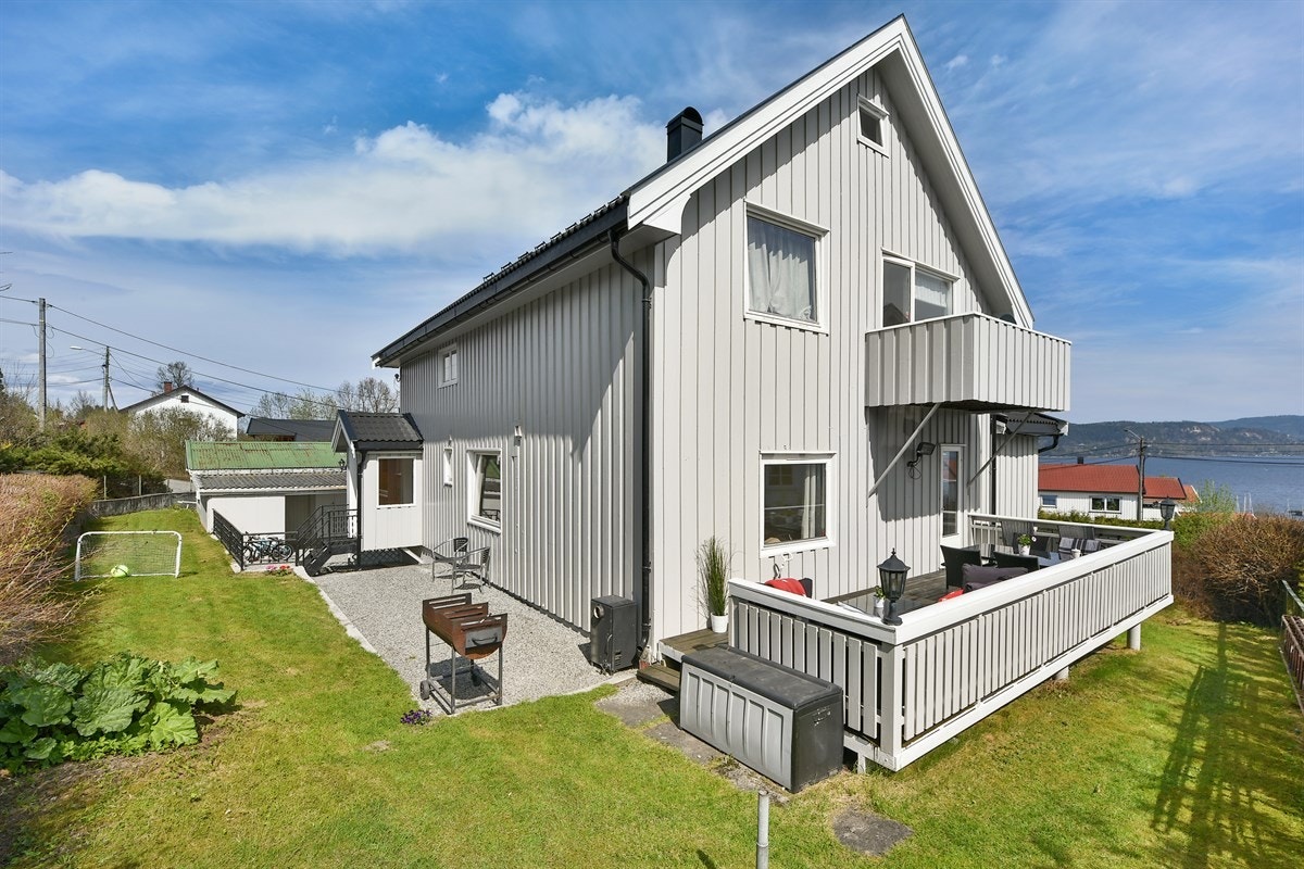 Fra stuen er det utgang til en delvis overbygget terrasse på ca. 17 kvm. Galleribilde