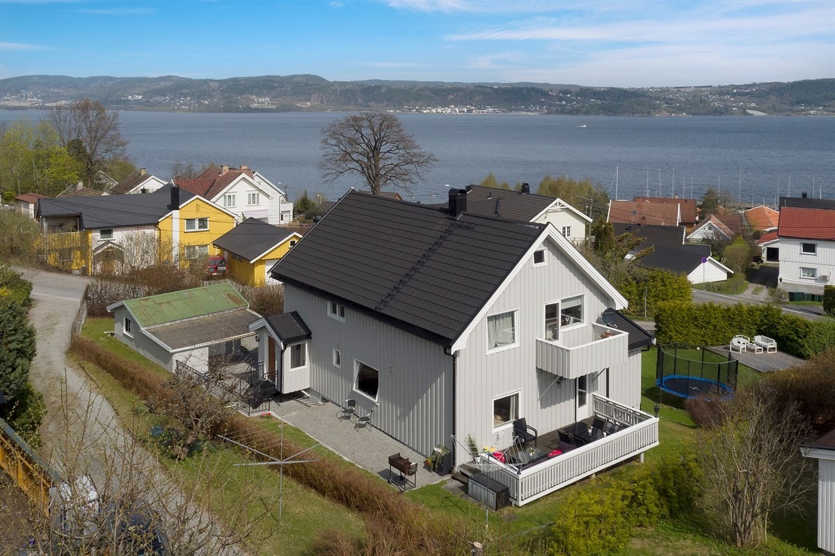 Koselig vedtektsfestet hage. Felles carport, utvendig bod, dokkestue og kjeller med gode lagringsmuligheter. Galleribilde