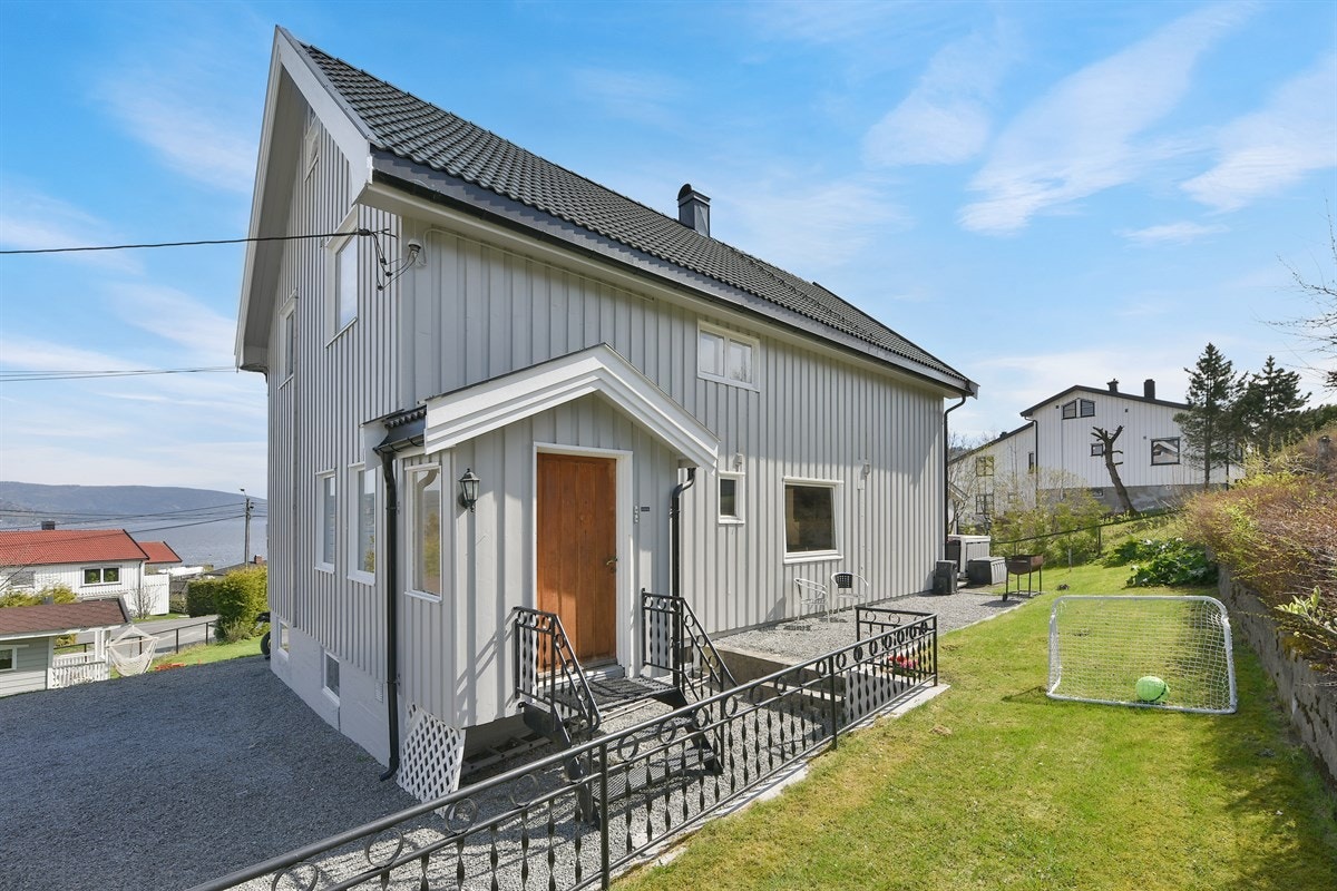 Eiendommen ligger i et barnevennlig og meget attraktivt villaområde på Åskollen i Drammen. Åskollen har nærhet til skoler, barnehager, offentlig kommunikasjon, i tillegg til et rikt utvalg av fasiliteter og servicetilbud. Galleribilde