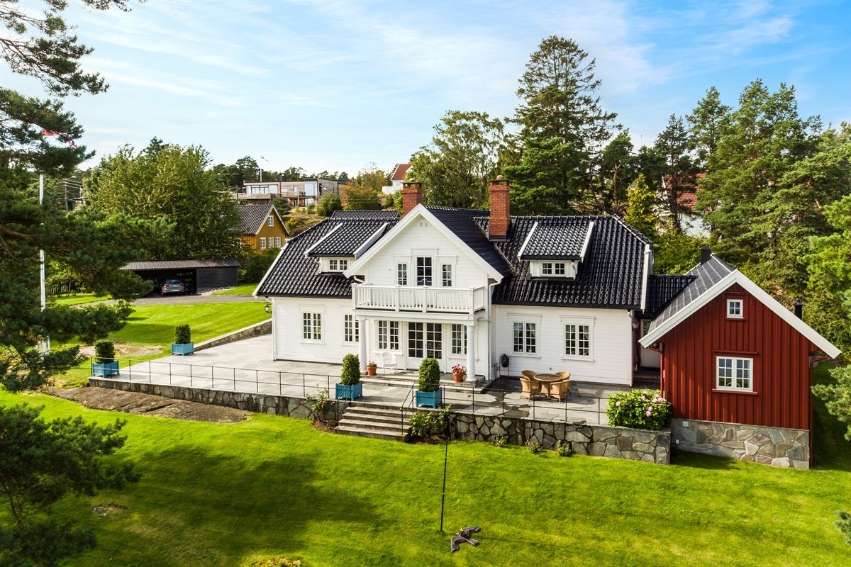 Eiendommen ligger solrikt og idyllisk til med utsikt over fjorden Galleribilde