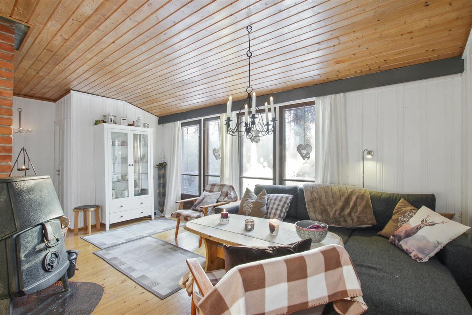 Svært koselig og stor stue med direkte adkomst til terrassen. Det er peis i stuen som gir ekstra med varme. Galleribilde