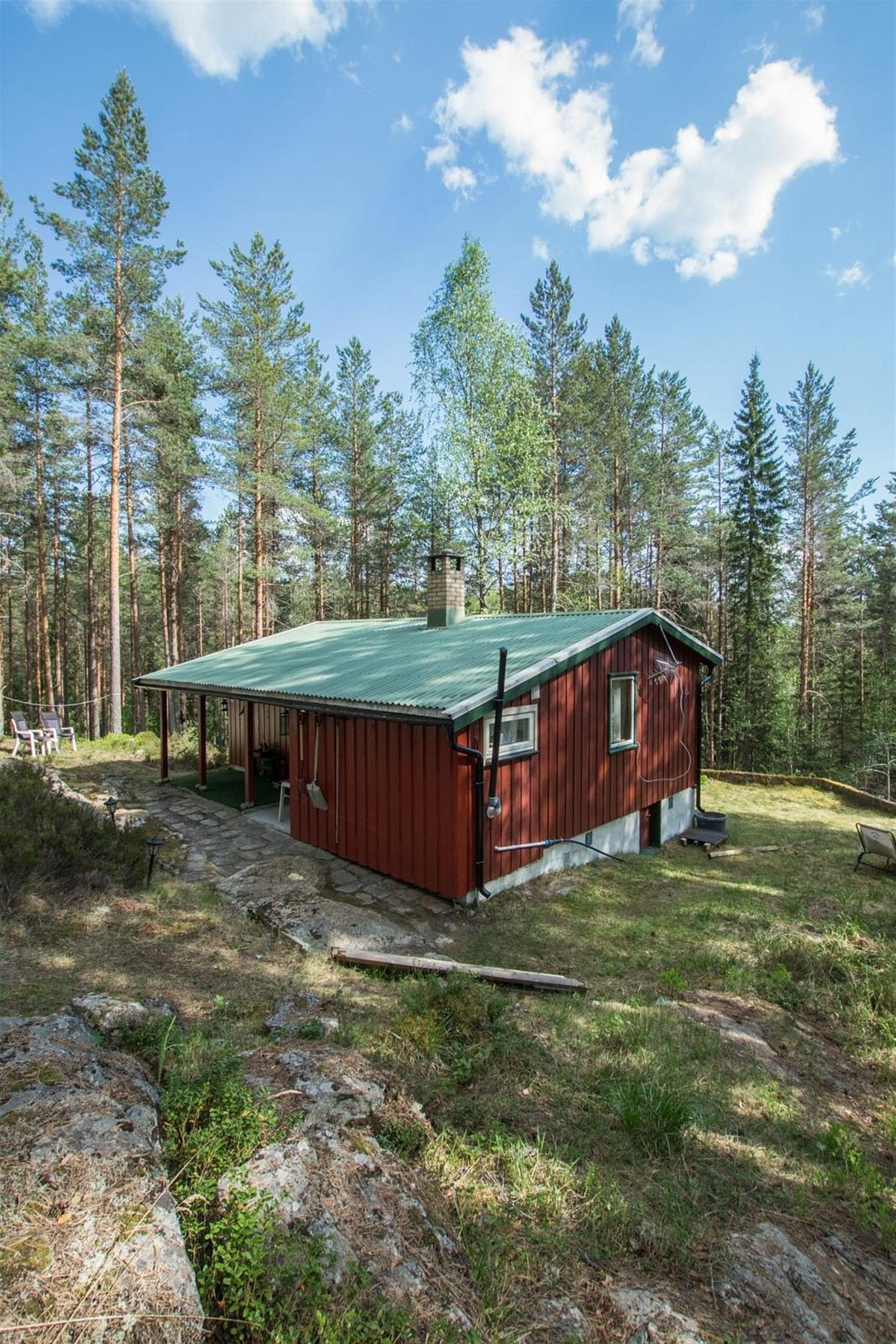Kort reisevei til alt av hva Hønefoss har å by på samt tilbaketrukket beliggenhet i skogen. Galleribilde
