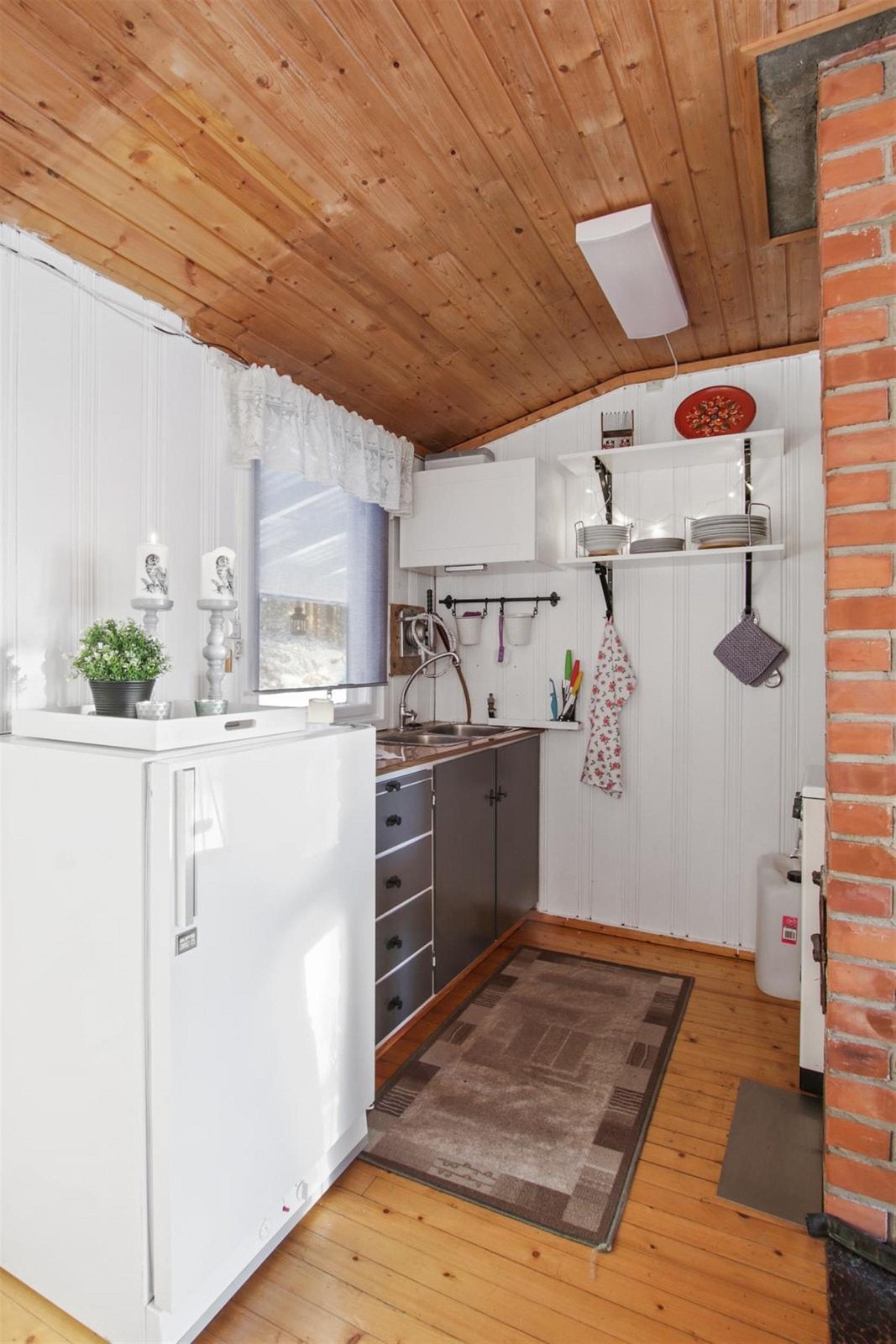 Kjøkken i enkel standard med det man trenger til hytta! Pumpe for vann med kummer og kran! Plass til kjøleskap. Galleribilde