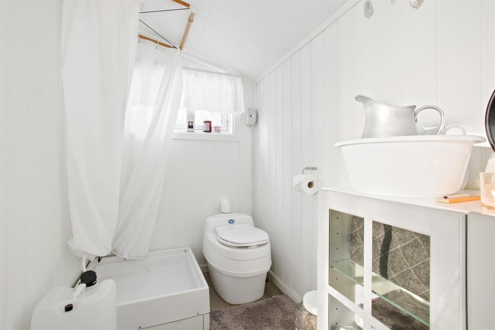 Svært praktisk og lyst bad med separett toalett og dusjbrønn med vannpumpe! Galleribilde