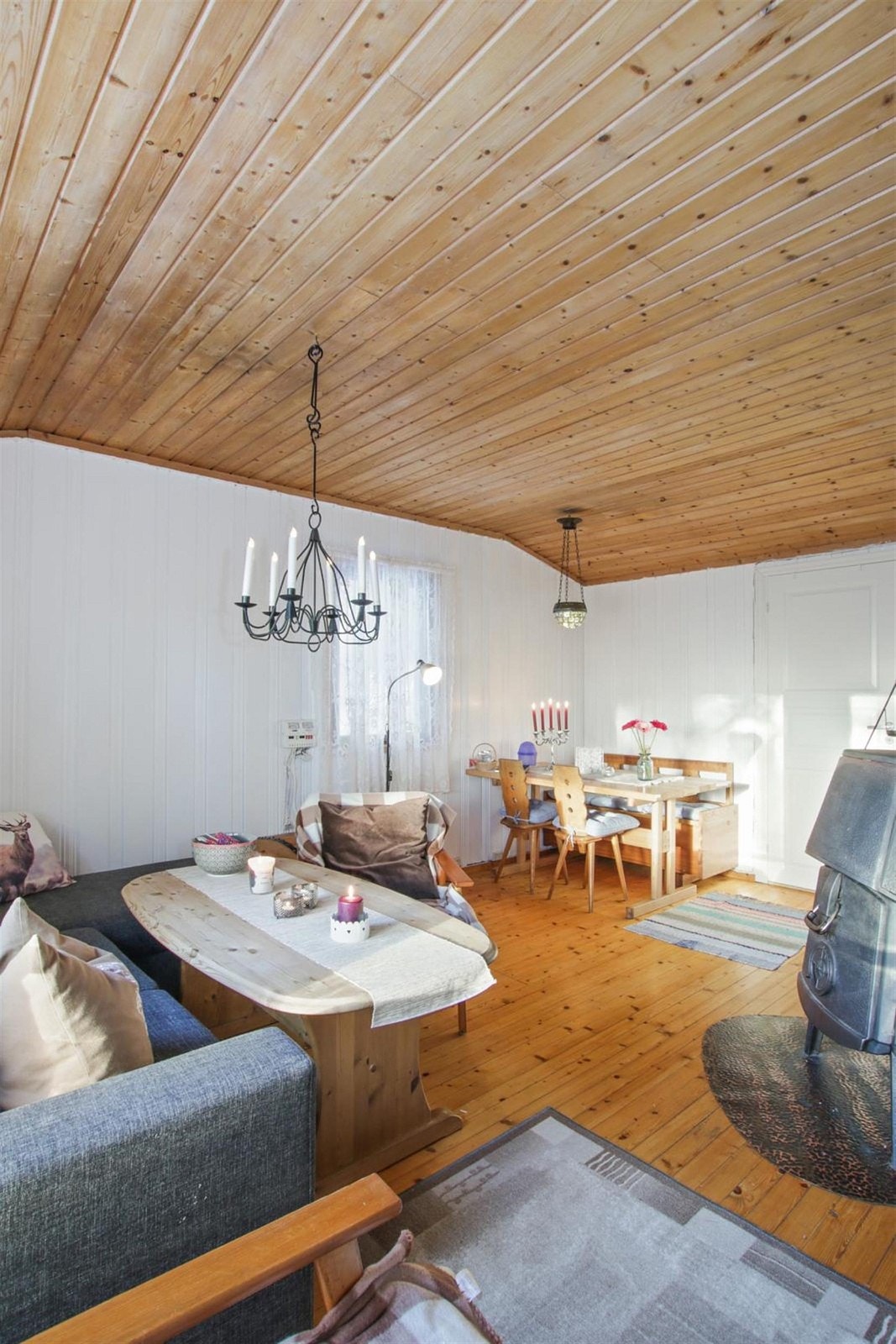 Romslig stue med plass til sofa- og spisegruppe. Galleribilde