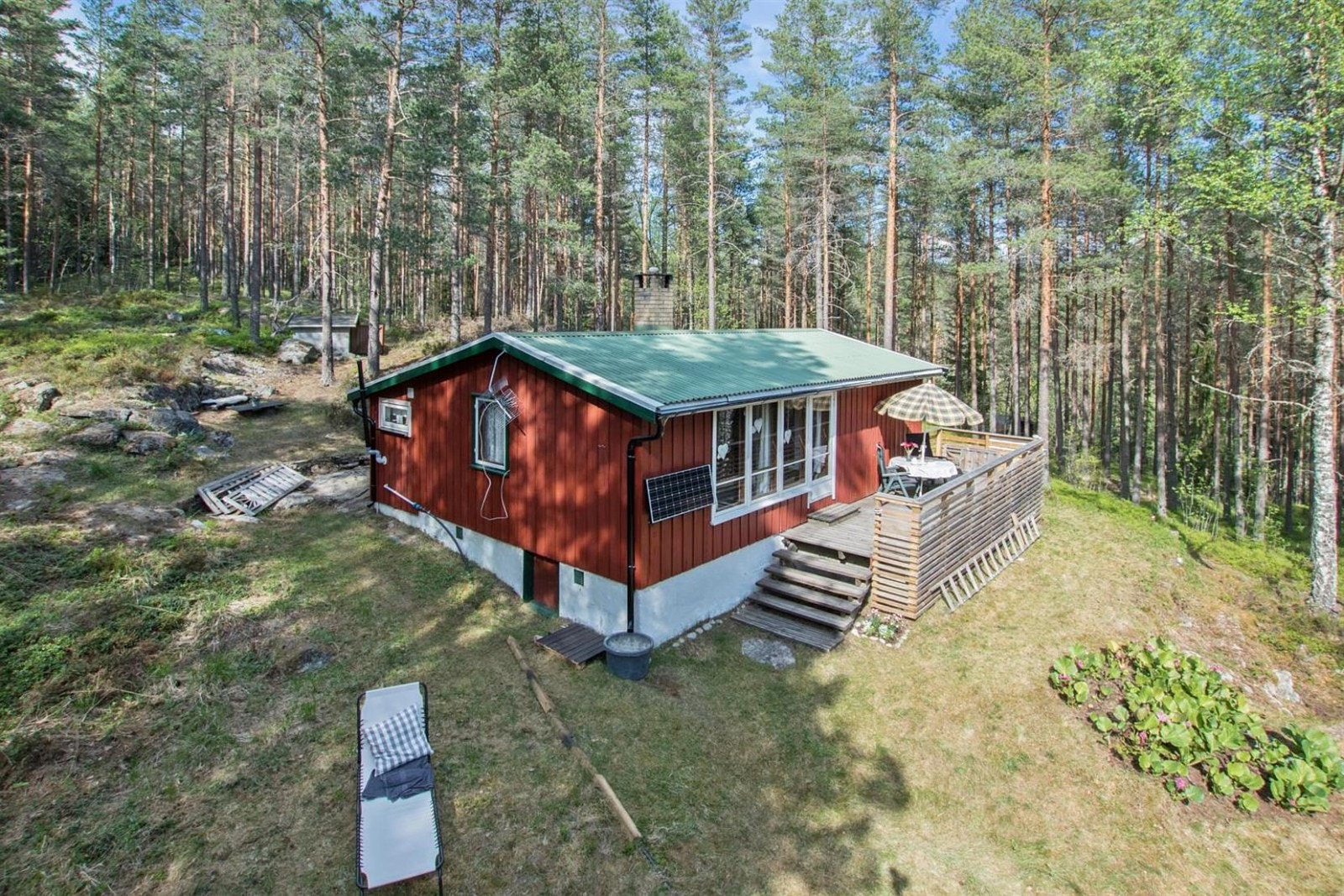 Hytta ligger sjarmerende til i skogen rett ved elva Væla med kort avstand til Hønefoss. Galleribilde