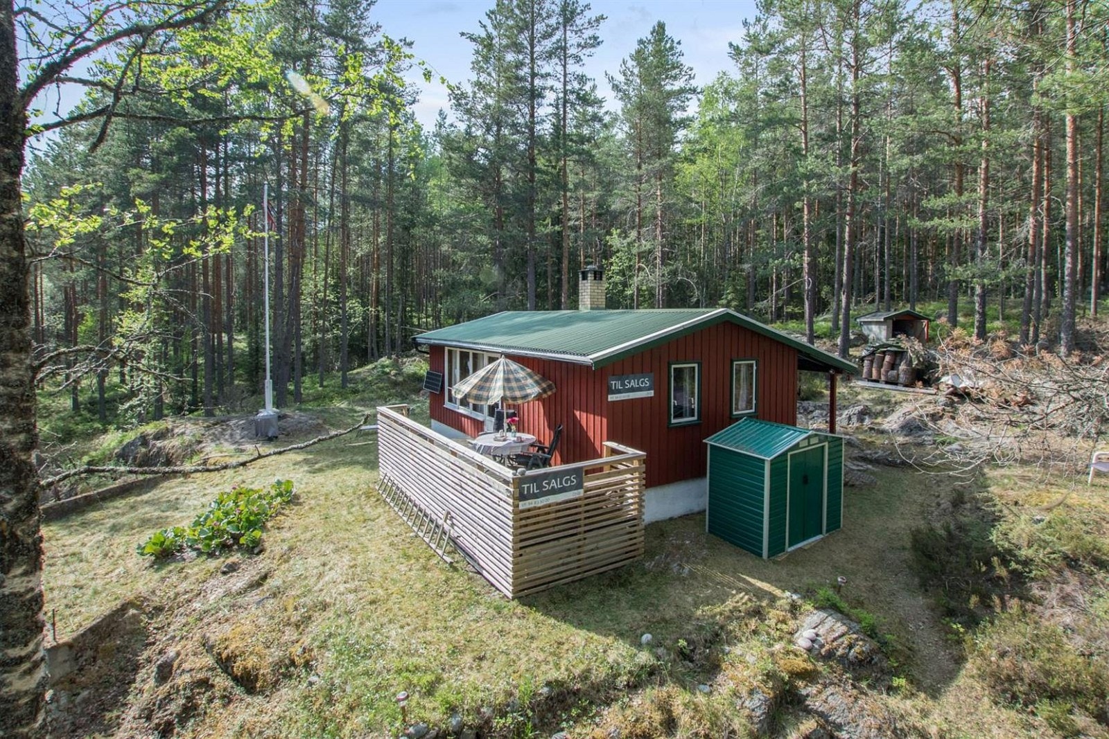 Hytta ligger i svært naturskjønne omgivelser med bade-, tur- og skimuligheter rett i nærheten! Galleribilde