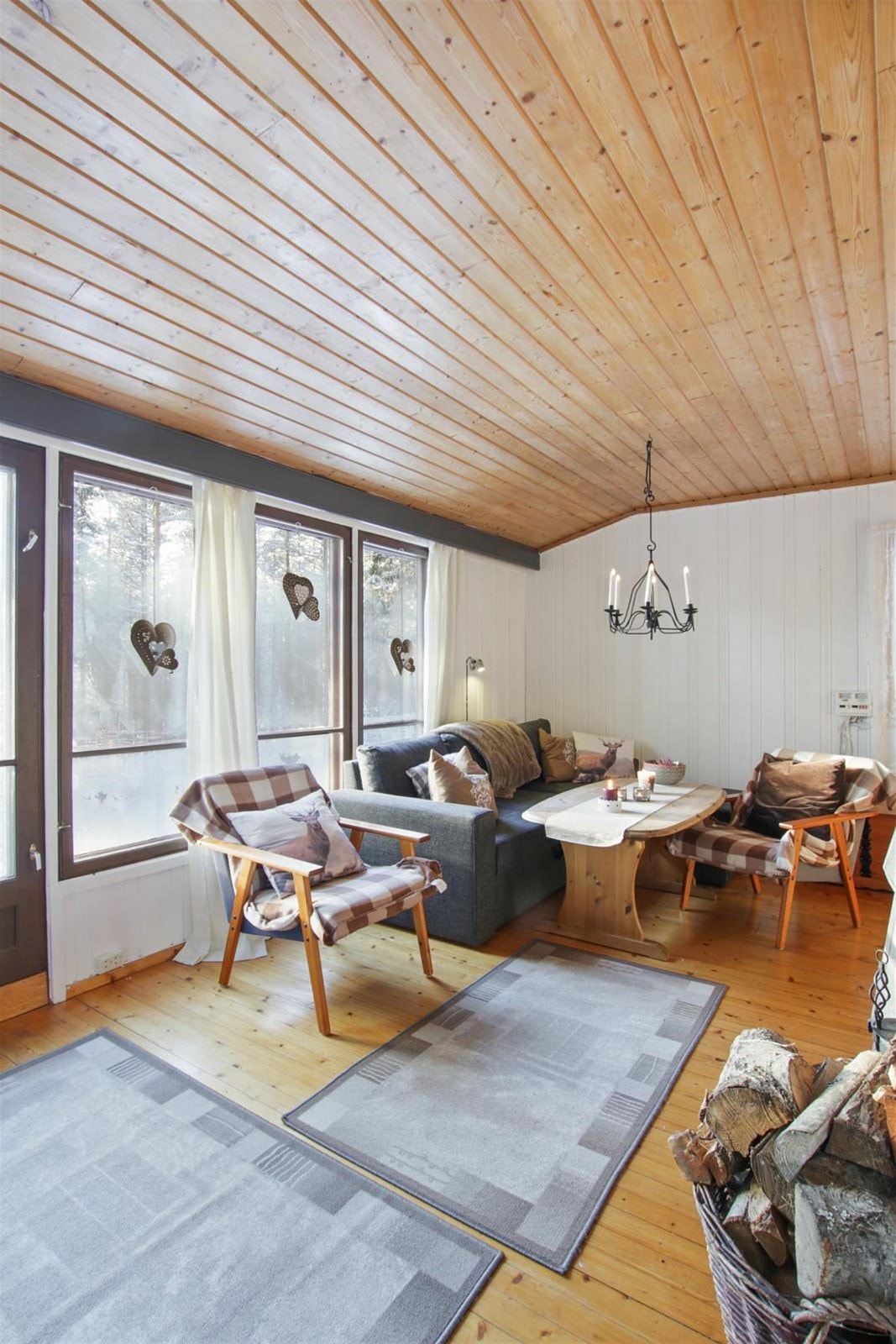 Stuen har store fine vindusflater som sørger for rikelig med naturlig lys. Galleribilde