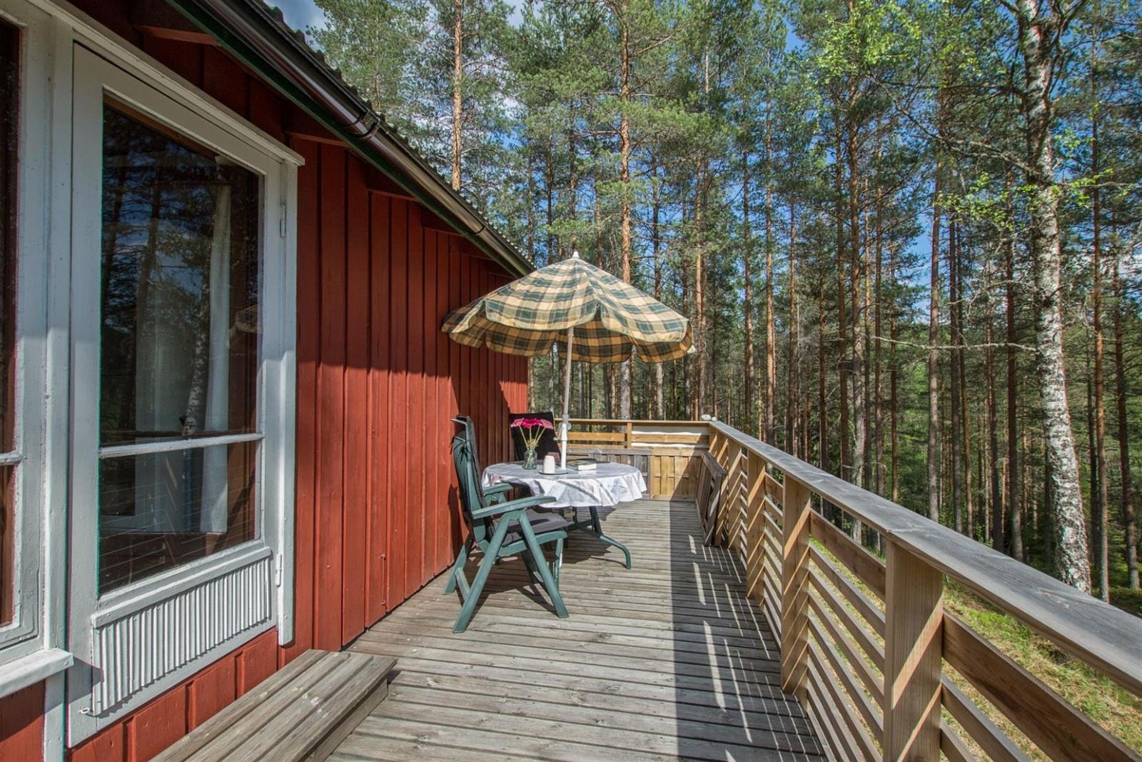 Fra stuen har du direkte utgang til koselig terrasseplatting. På sommeren fungerer dette som en forlengelse av stuen. Galleribilde