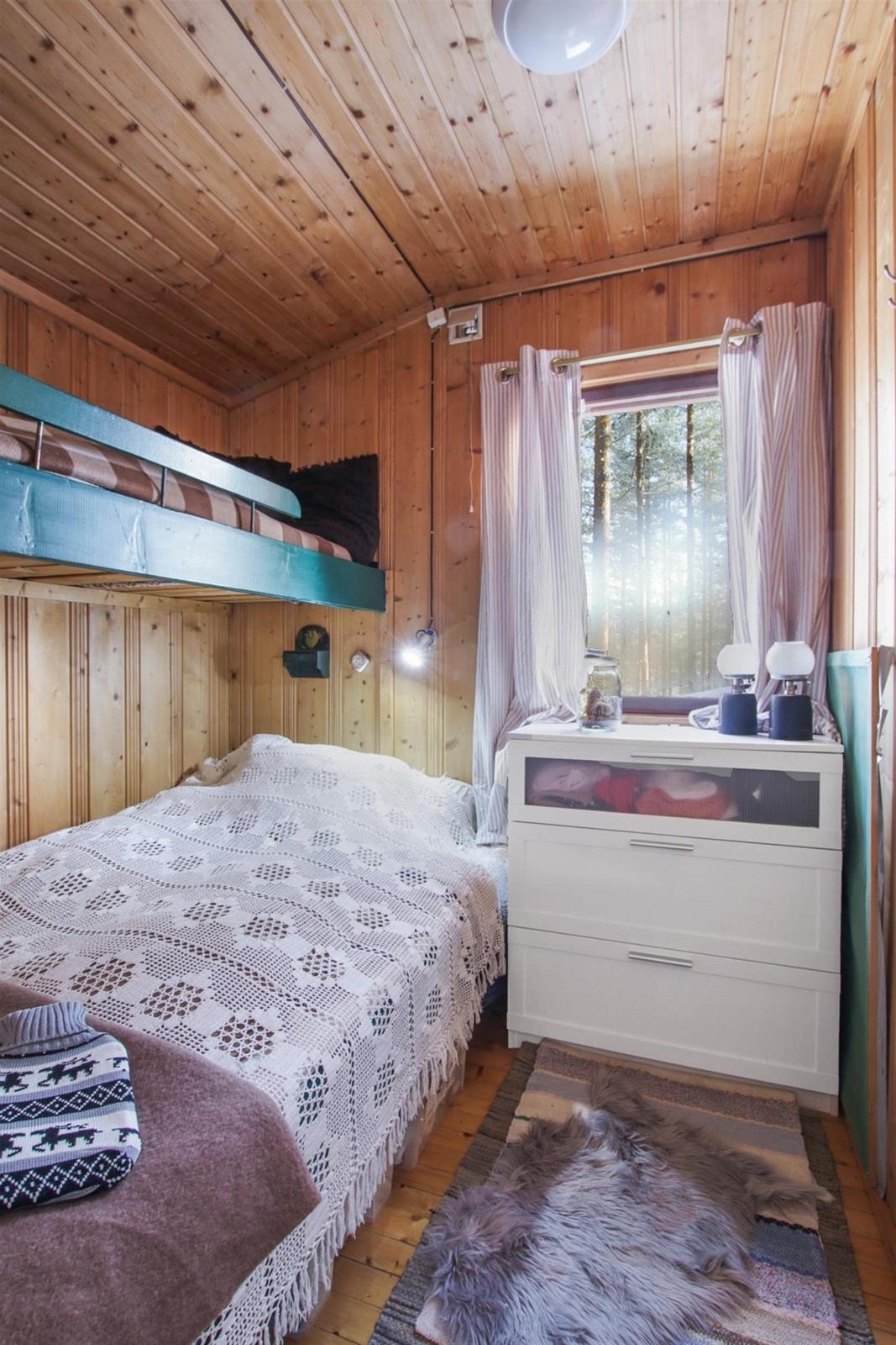 Det andre soverommet har en større underseng og kommode. Her ser du hva det er plass til på rommet. Galleribilde