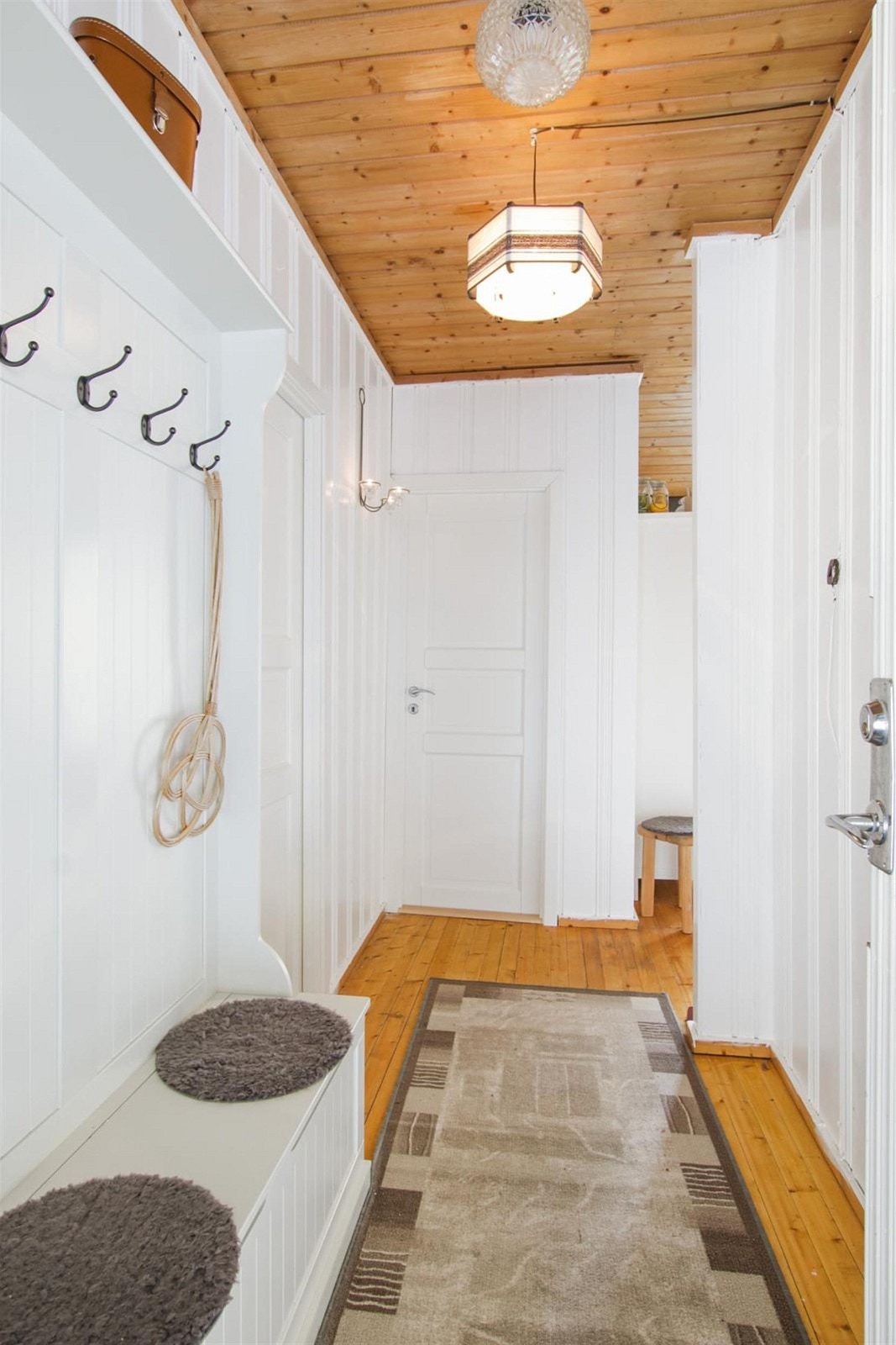 Lekkert og innbydende inngangsparti med plass til å henge fra seg. Galleribilde