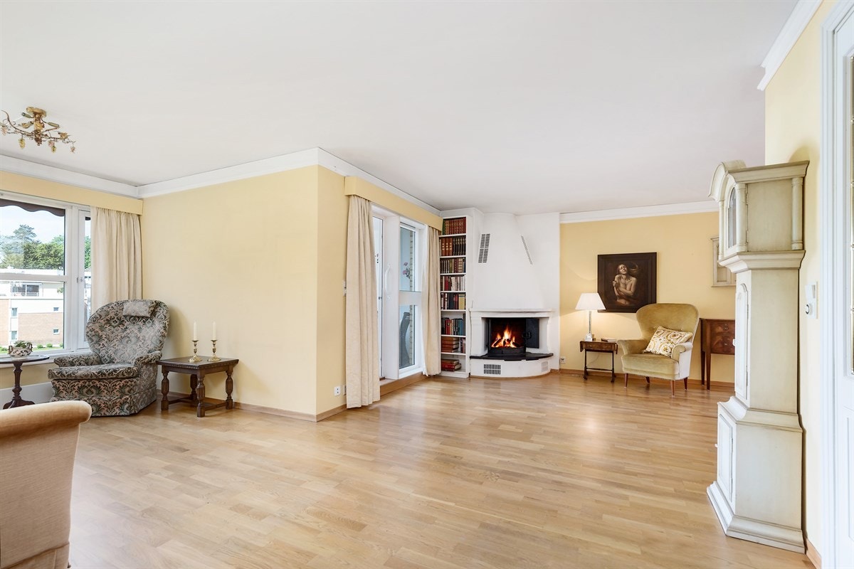 Rommelig og lys stue Galleribilde