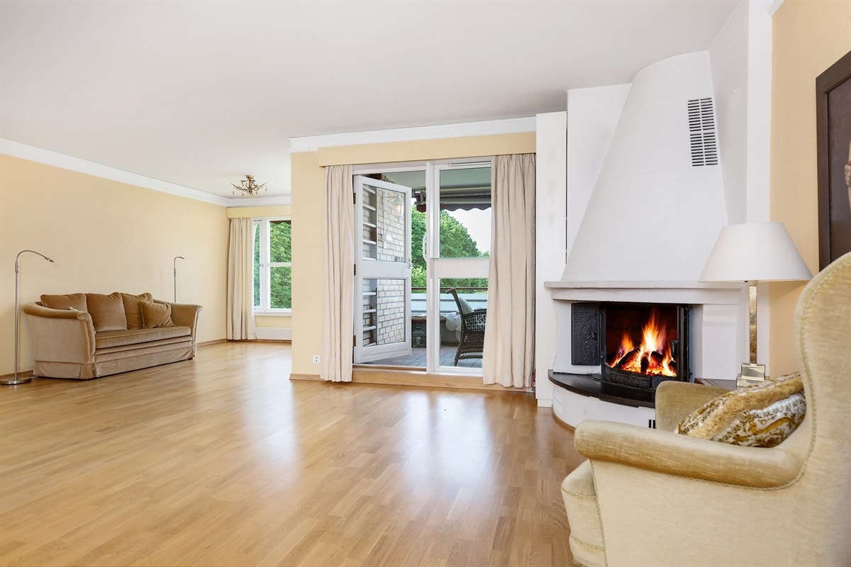 Stue med fint innlys Galleribilde