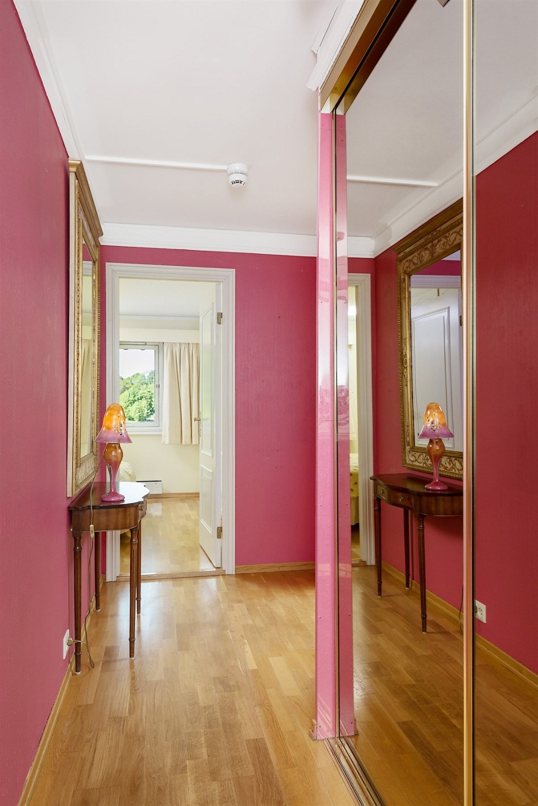 Gang med skyvedørsgarderobe Galleribilde