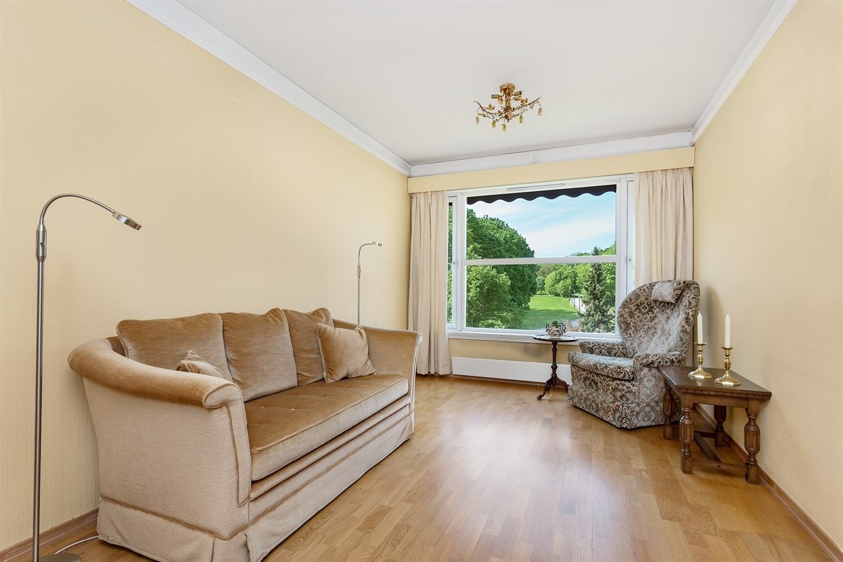 Del av stue med plass til f.eks. TV Galleribilde