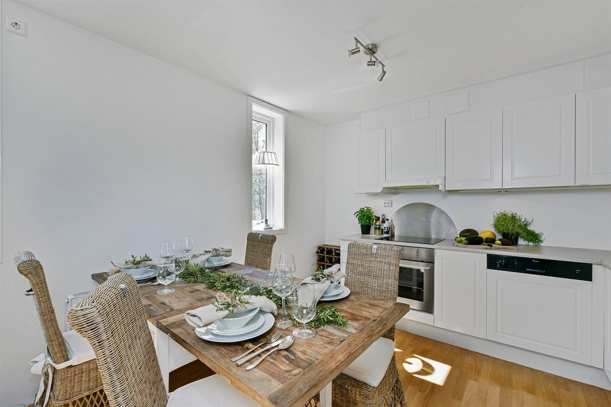 Kjøle- og fryseskap er integrert i høyskap. Galleribilde