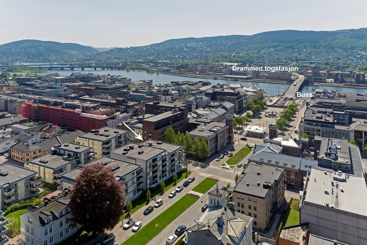 Privatmegleren ved John Granly Steen og Jørgen Braathen Becher har gleden av å presentere denne moderne 2-roms selveierleiligheten fra 2010 på 58 kvm med garasjeplass og trappefri heisadkomst beliggende på Bragernes i Drammen. Galleribilde