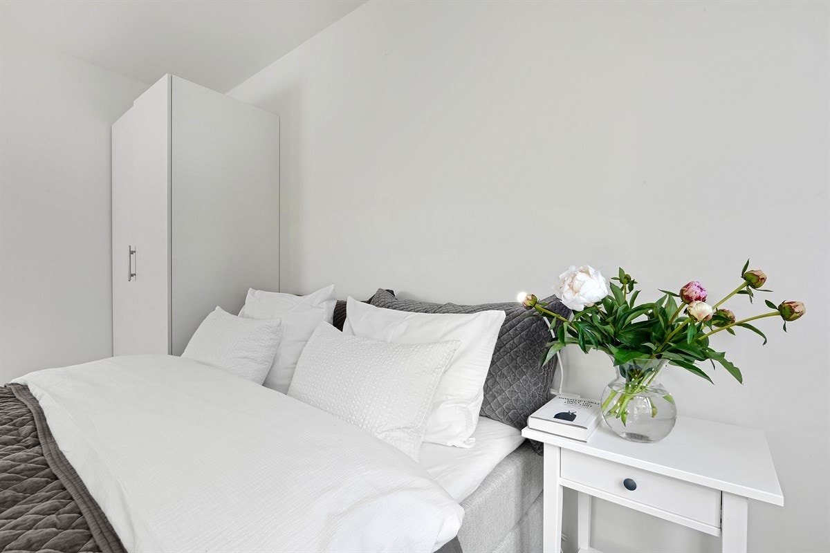 Soverommet har tilhørende garderobeløsning med god oppbevaringsplass. Galleribilde