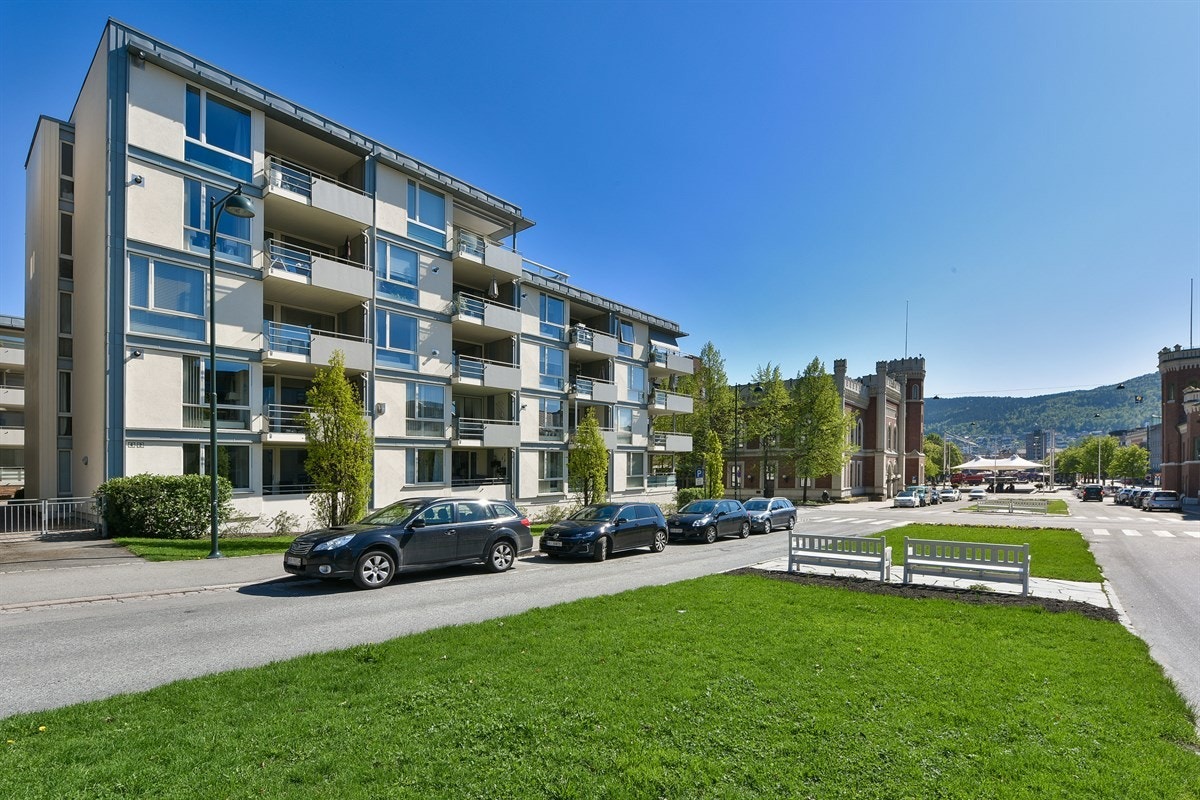 Dagligvarehandelen kan gjøres ved blant annet Spar Torget Vest og Kiwi Øvre Storgate. Ønsker du ytterligere servicetilbud ligger sentrum med gågatene, Magasinet og Torget Vest i tøffelavstand. Galleribilde