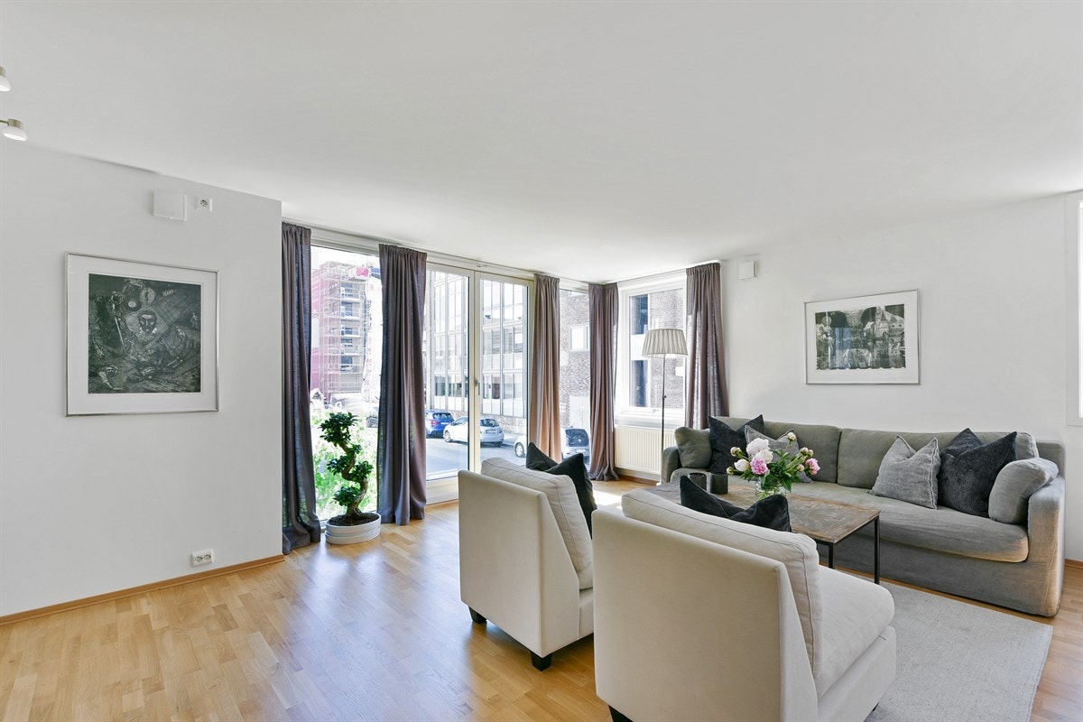 Stuen oppleves som estetisk pen og lys med store vindusflater som slipper inn godt med naturlig lys. Galleribilde