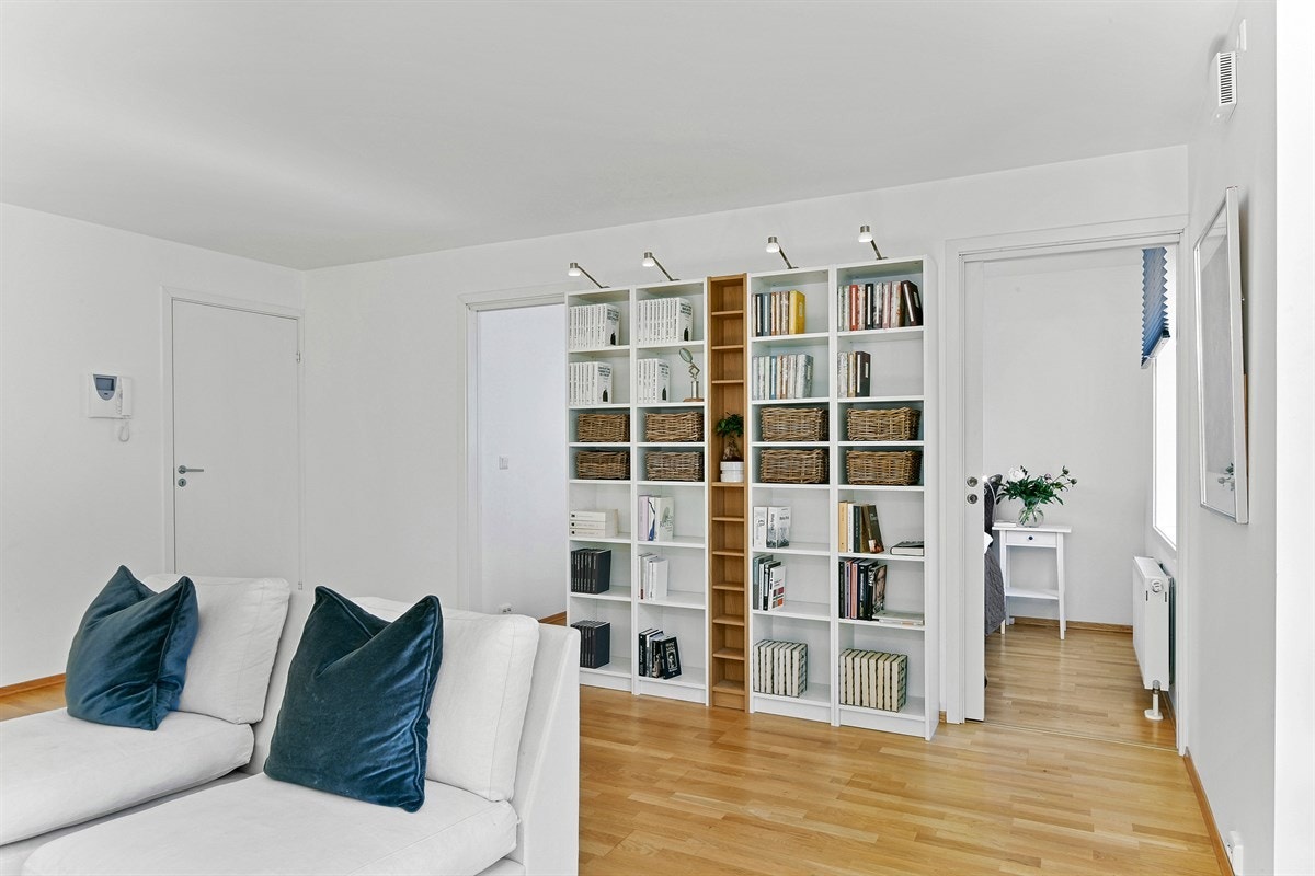 Praktisk callinganlegg med video er plassert på vegg tilknyttet gang. Galleribilde