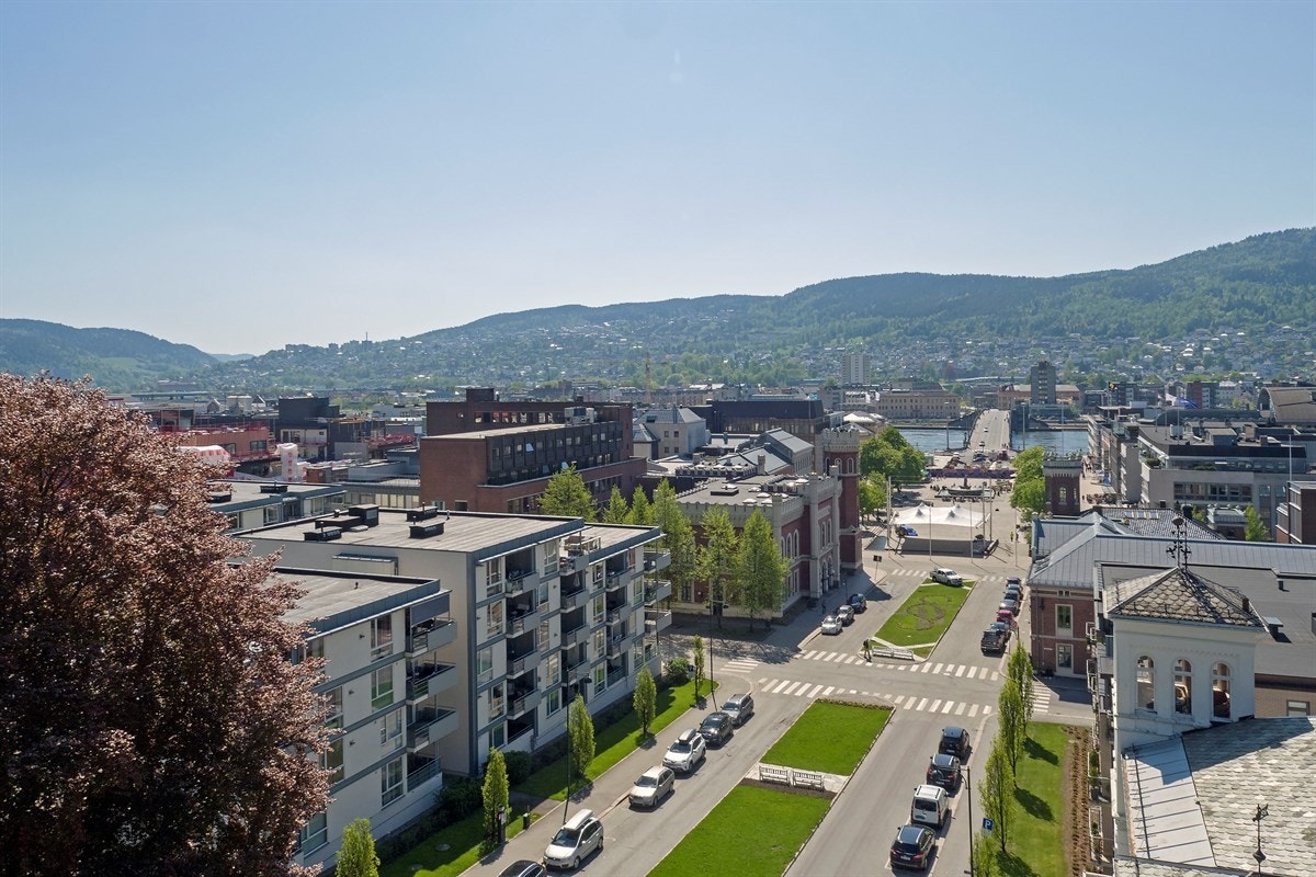 Området gir mulighet for offentlig kommunikasjon via buss og tog. Nærmeste holdeplass er Albumsgate som ligger ca. 100 m fra boligen. Galleribilde