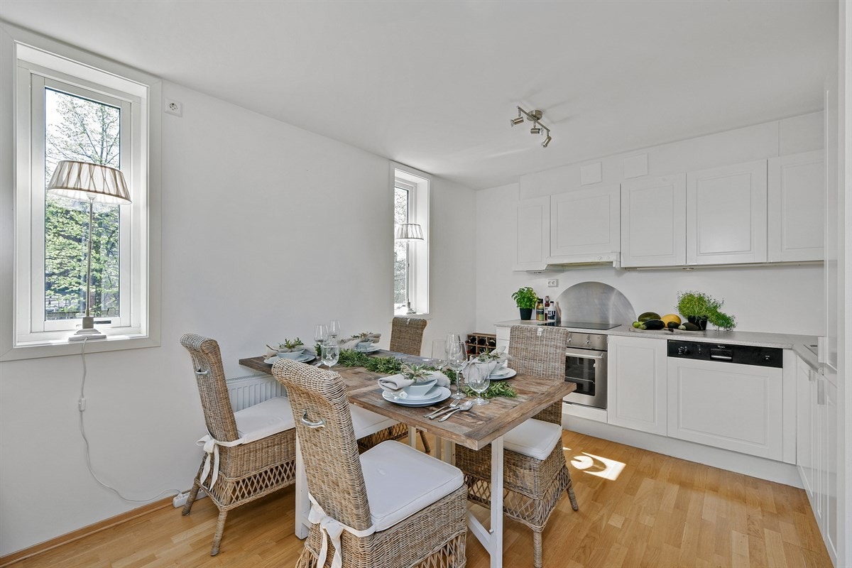 Innredningen er hvit med profilerte fronter og består av over- og underskap, med integrert stekeovn og oppvaskmaskin. Galleribilde