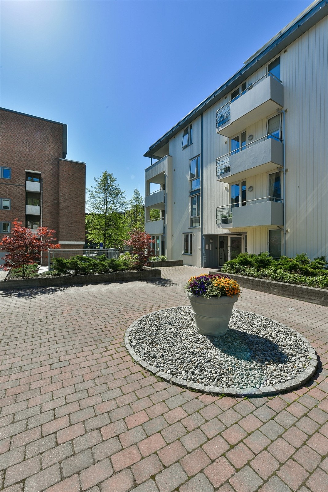 Legg gjerne turen via Ypsilon til Union Brygges urbane mangfold av kafeer, restauranter, rockescene og et spennende kulturliv. En tur ii Drammen teater kan absolutt anbefales. Galleribilde