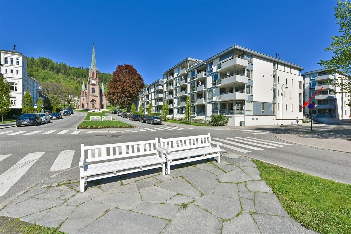 Ønsker du å utfordre alpinkunnskapene er du en liten biltur unna Drammen Skisenter på Åssiden. I området ligger også hallen til Drammen Tennisklubb med fire baner. Galleribilde