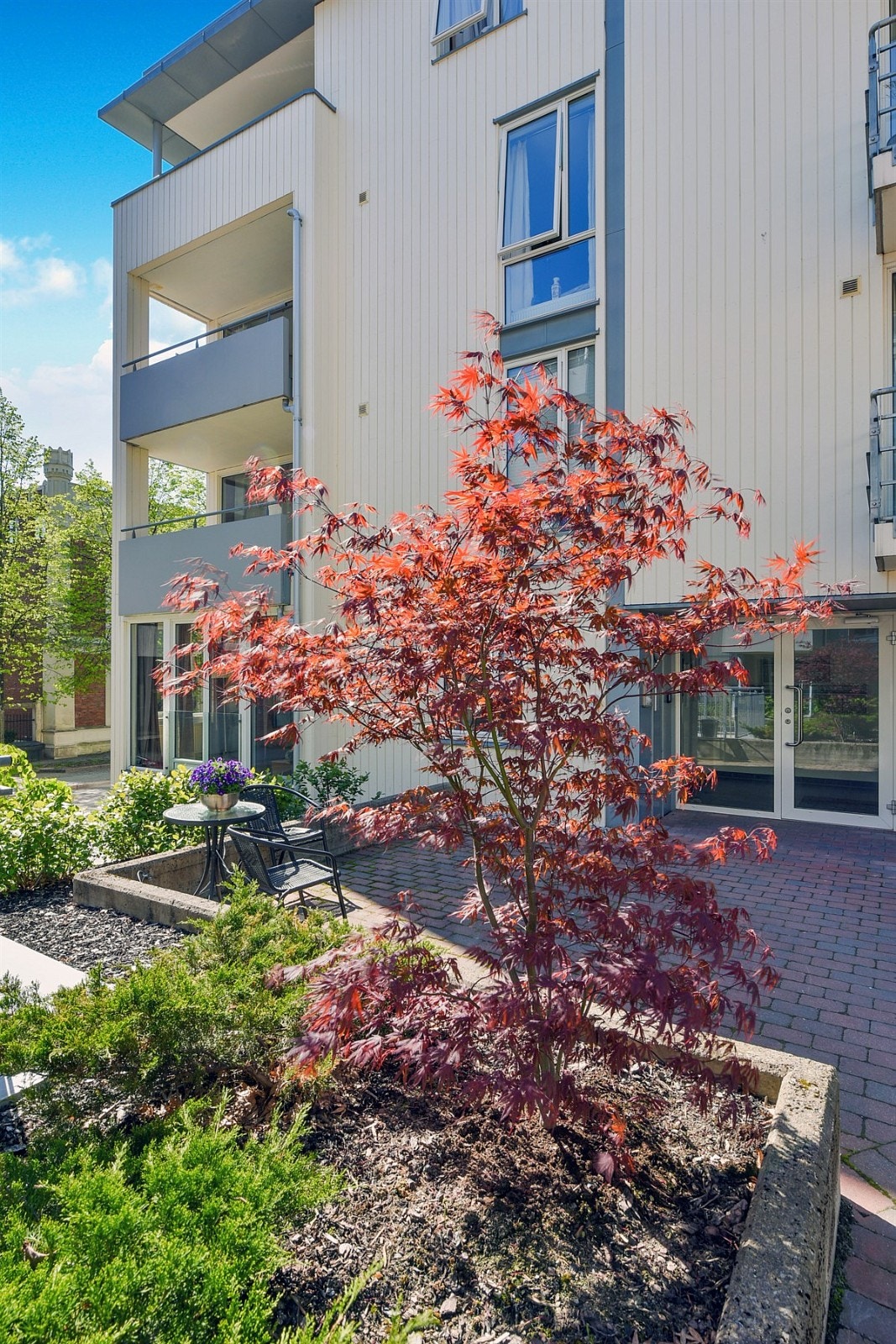 Sameiet har en godt ivaretatt, pent opparbeidet uteplass til felles bruk for beboerne. Galleribilde