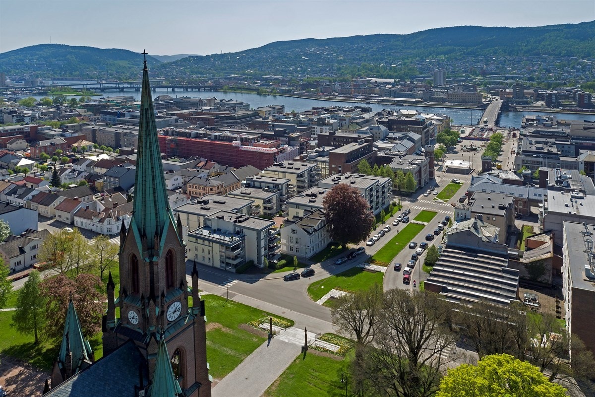Ved å benytte bil tar det ca. 3 min til Brakerøya stasjon, 5 min til Drammen stasjon, 5 min til Gulskogen, 32 min til Oslo S, 34 min til Kongsberg og 1 t til Oslo lufthavn. Galleribilde