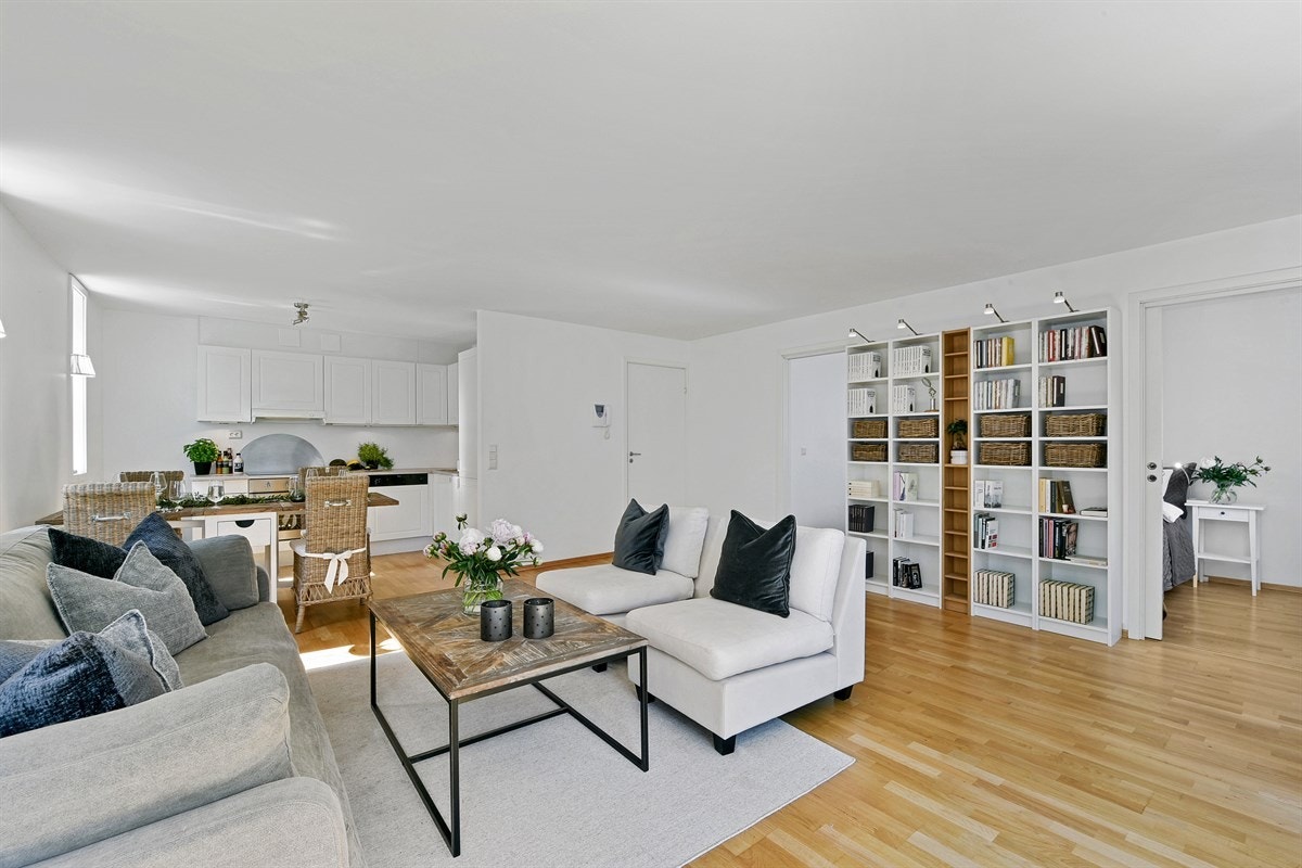 Rommets størrelse og åpne løsning til kjøkkenet gjør stuen godt egnet som et sosialt treffsted for venner og familie. Galleribilde