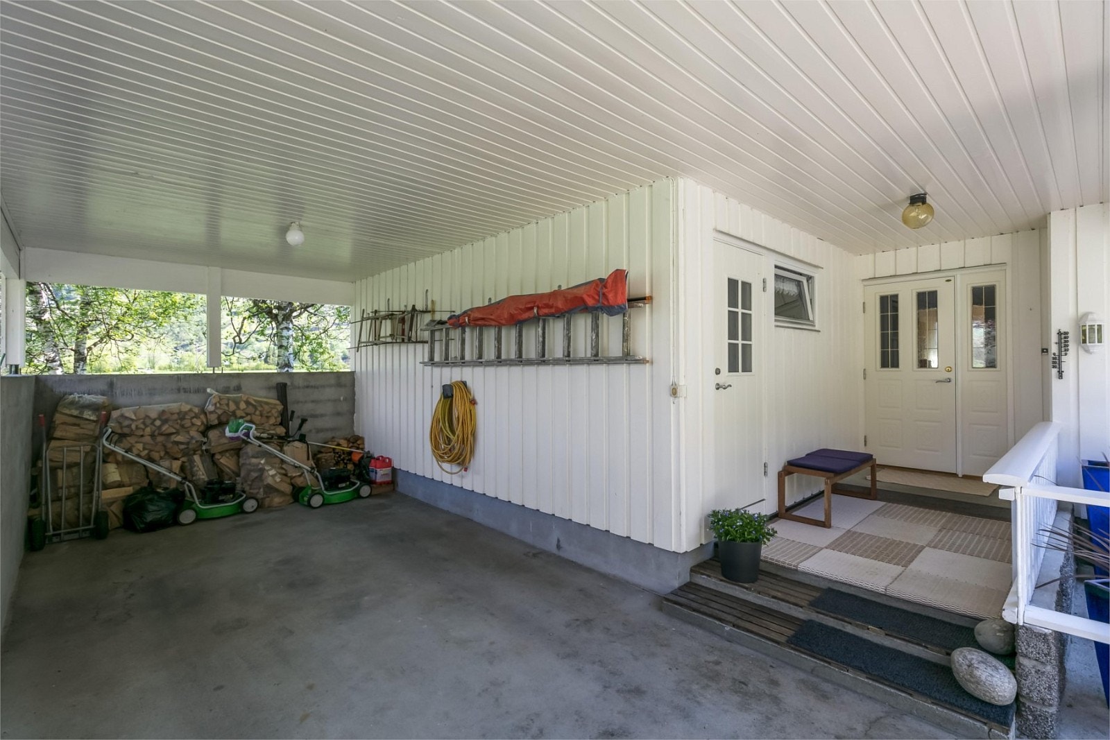 Inngangsparti og sportsbod i tilknytning til carporten gjer at ein går tørrskodd også på regnværsdagane Galleribilde