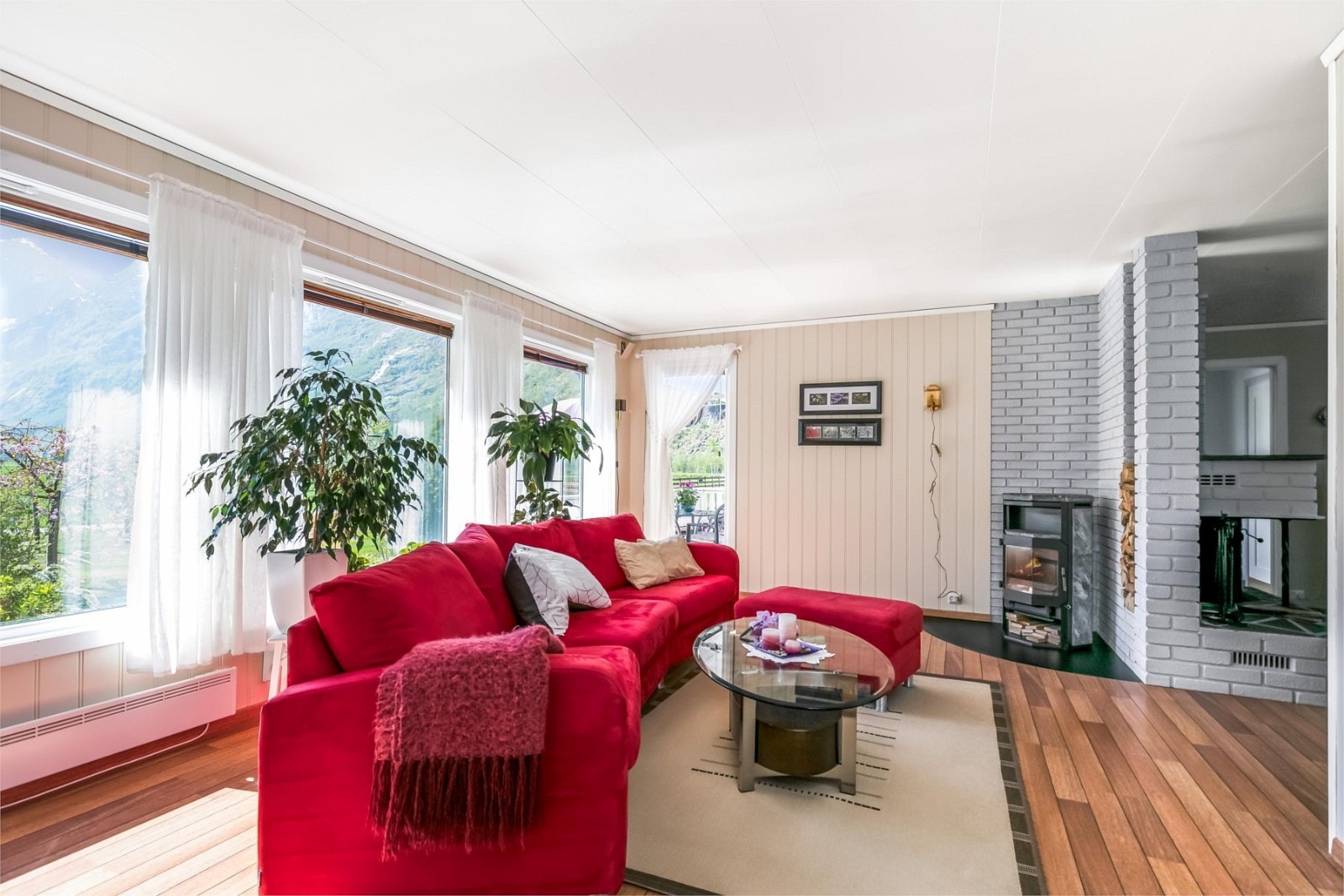 Utgang frå stova til stor fin terrase Galleribilde