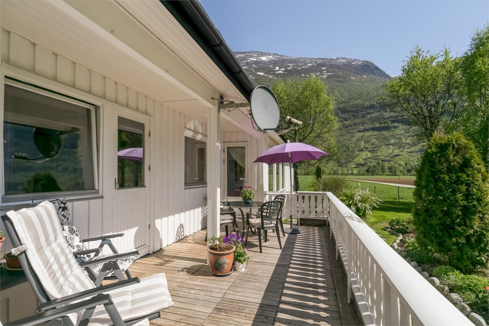 Terrassen har adkomst frå stova og hovudsoverommet, og er sørvendt med gode solforhold Galleribilde