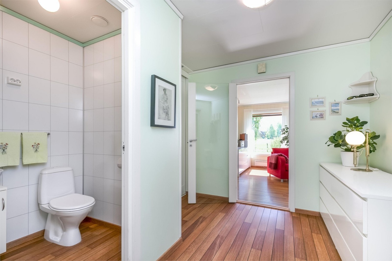 Eit praktisk gjestetoalett ligg i tilknytning til entreen. Galleribilde