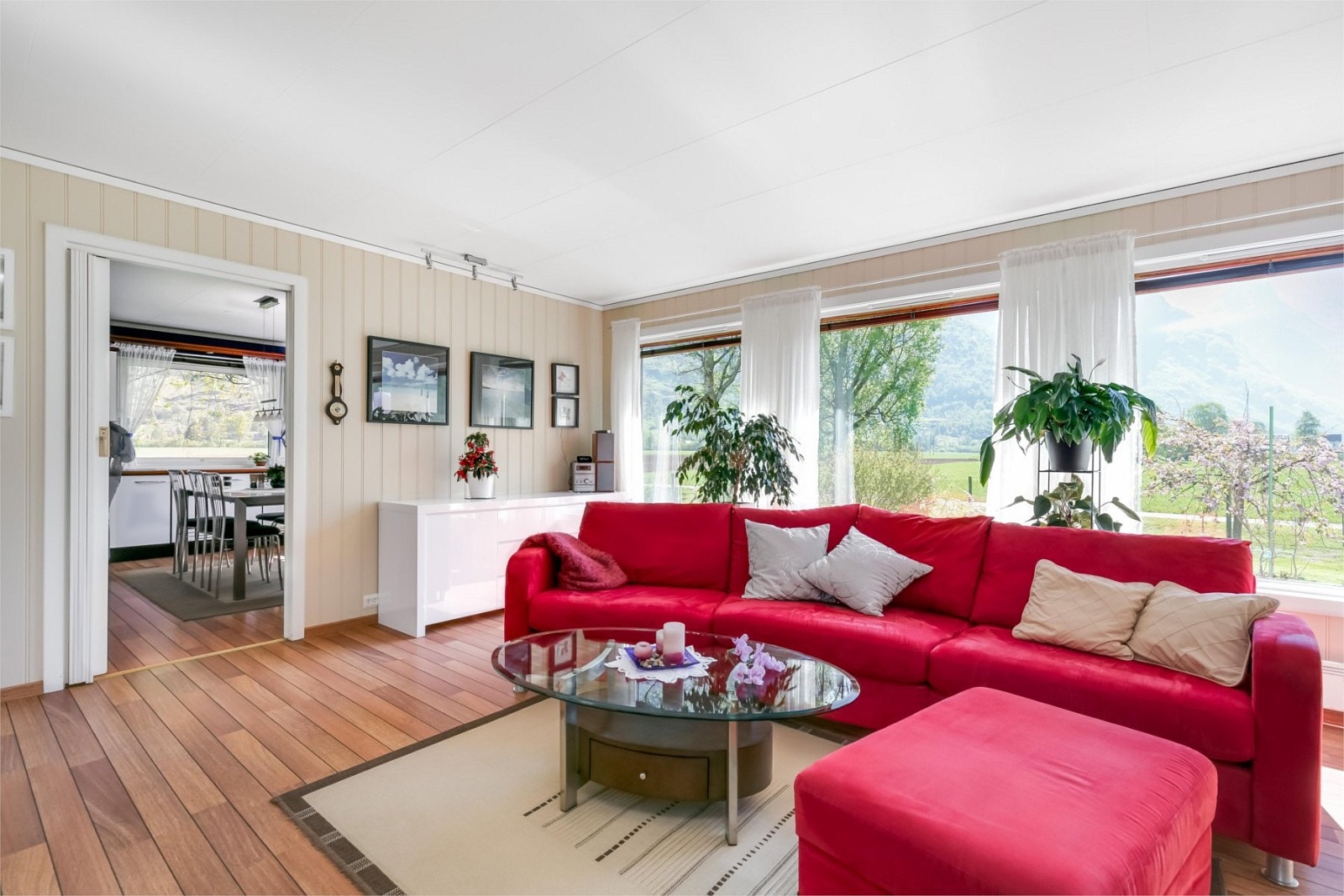 Lys og pen stove, inndelt i to soner. Store vindauge slepp inn mykje dagslys og den flotte naturen rundt. Galleribilde