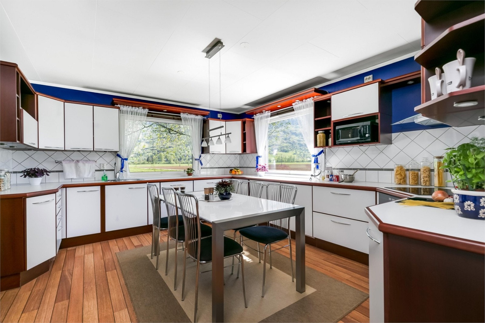 Kjøkkenet er hjartet i bustaden - renovert i 2006. Innreiing frå Norema med integrerte kvitevarer og "skuff i skuff" Galleribilde