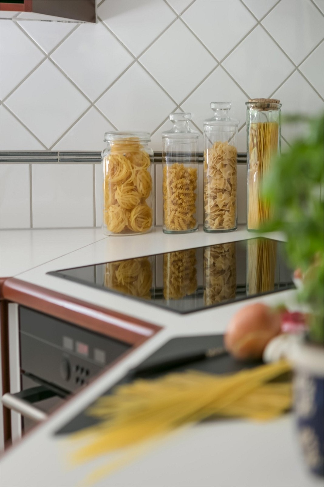 Integrerte kvitevarer frå Siemens - induksjonstopp, steikeomn, oppvaskmasin og kjøleskap. Takhengt ventilator frå Røroshetta og praktisk kjøkkenkran med uttrekk. Galleribilde