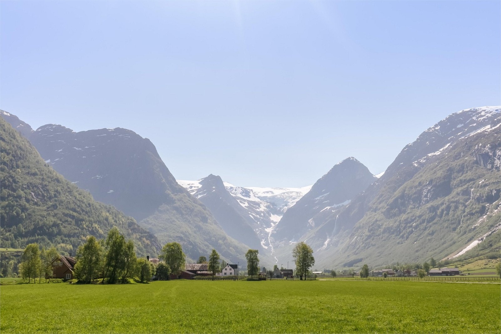 Frå bustaden er det fantastisk utsikt mot fjella - som å bu i eit eventyrland! Galleribilde